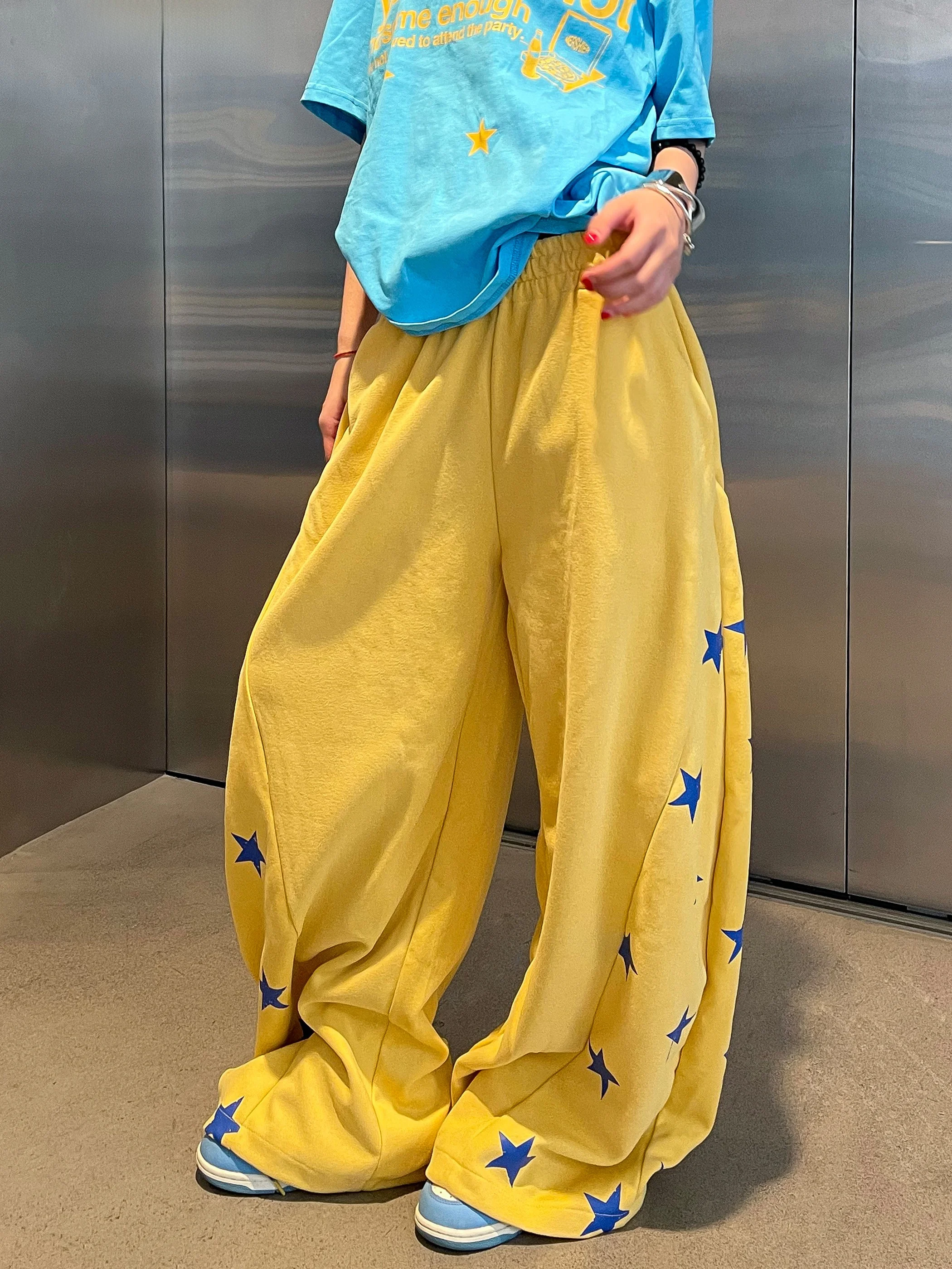 American Style Yellow Star Print Curved Knife Sweatpants Unisex Jazz Dance Sports Pants Wide Leg Long Trousers Casual Cotton
American Style Yellow Star Print Curved Knife Sweatpants Unisex Jazz Dance Sports Pants Wide Leg Long Trousers Casual Cotton