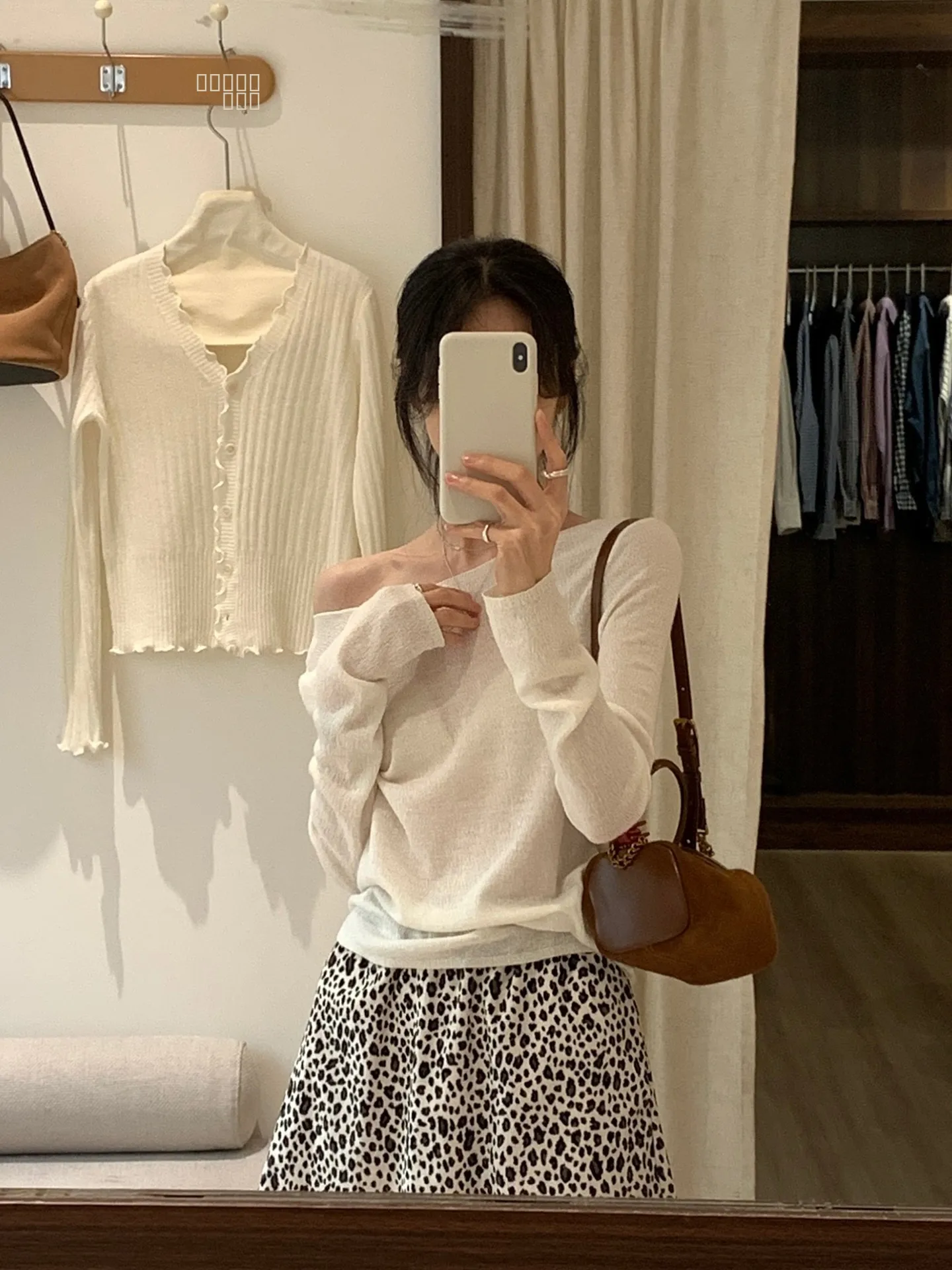 Корейский шерстяной вязаный топ для женщин, повседневный тонкий свитер с длинным рукавом, круглым вырезом и пуговицами, осенняя новинка, модный женский свитер
Корейский шерстяной вязаный топ для женщин, повседневный тонкий свитер с длинным рукавом, круглым вырезом и пуговицами, осенняя новинка, модный женский свитер