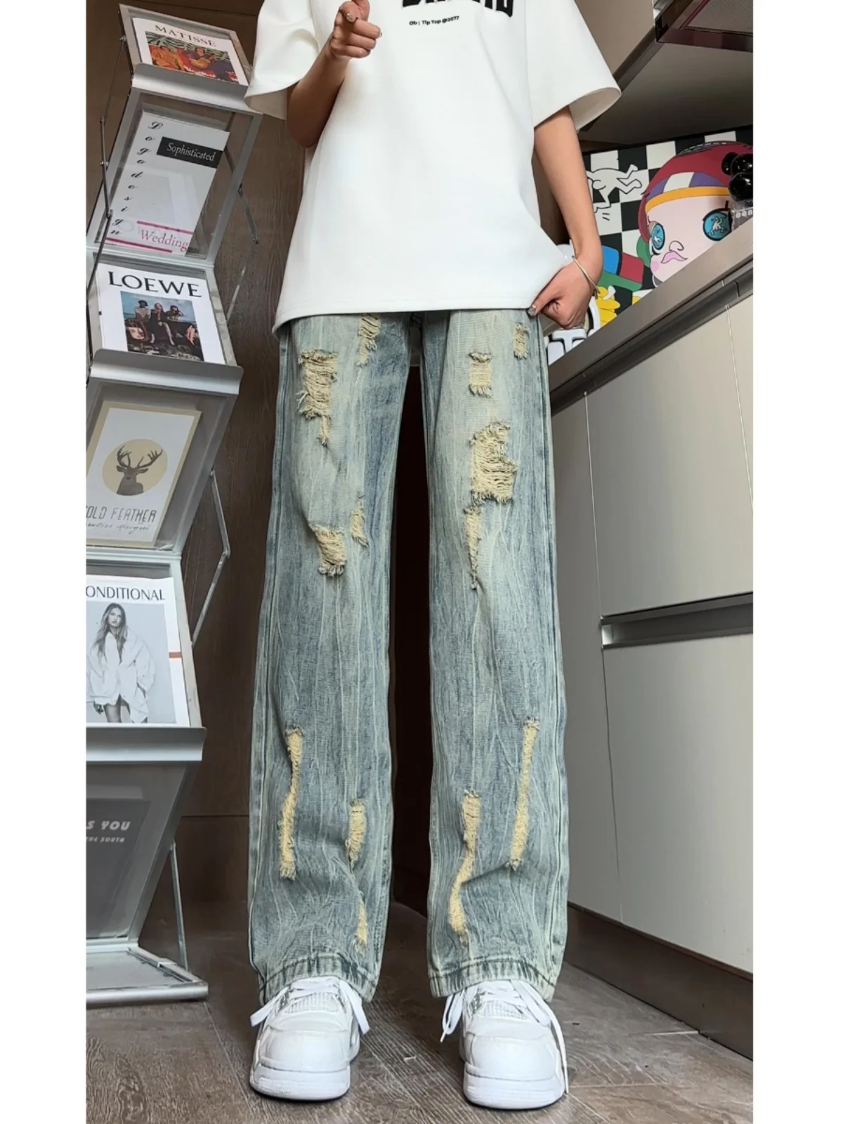 Американские рваные джинсы, тонкие мужские летние новые свободные прямые брюки, модные уличные джинсы для молодежи
Американские рваные джинсы, тонкие мужские летние новые свободные прямые брюки, модные уличные джинсы для молодежи