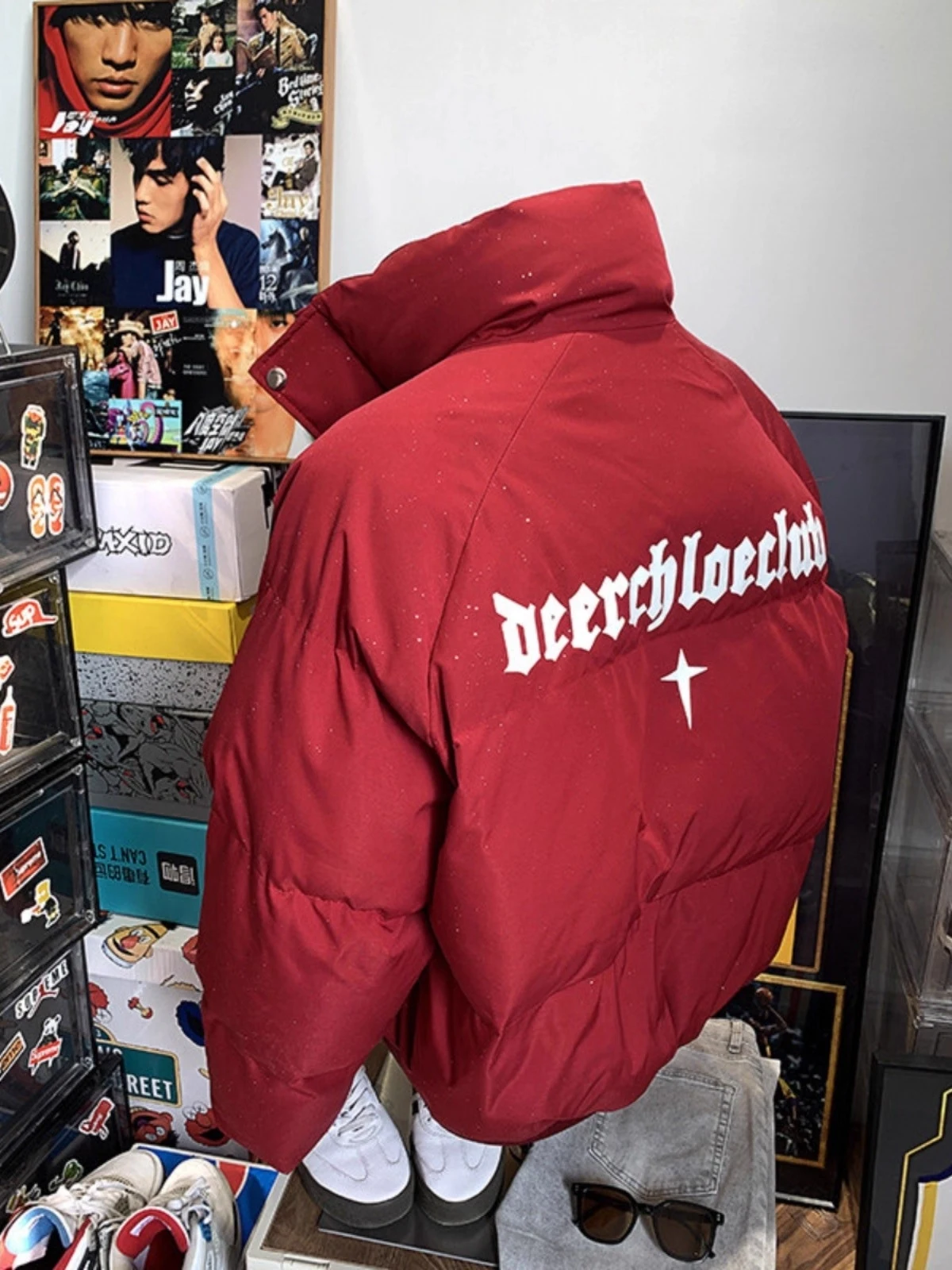 Теплая утолщенная хлопковая куртка-пуховик для мужчин, зимнее пальто в стиле High Street Cleanfit, молодежное повседневное пальто в американском стиле.
Теплая утолщенная хлопковая куртка-пуховик для мужчин, зимнее пальто в стиле High Street Cleanfit, молодежное повседневное пальто в американском стиле.