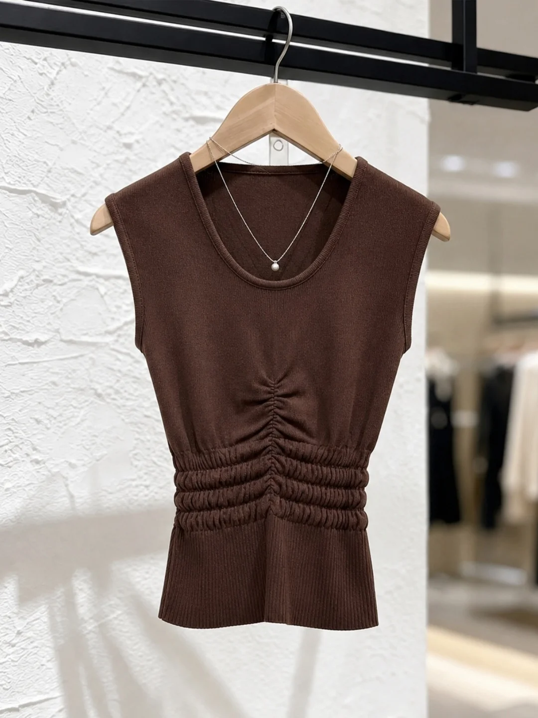 Summer Comfortable Sleeveless Knitted Vest Women's Slimming Design Retro Fashionable Top Versatile Stylish Silk Blend Tank Top
Summer Comfortable Sleeveless Knitted Vest Women's Slimming Design Retro Fashionable Top Versatile Stylish Silk Blend Tank Top