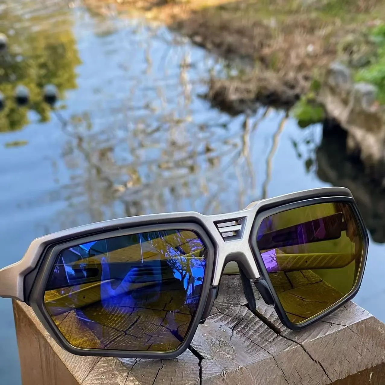 High-Aesthetic Fashion Fishing Sunglasses, Polarized Sunglasses with Yellow Base and Blue Film for Fish Finding and Fishing
High-Aesthetic Fashion Fishing Sunglasses, Polarized Sunglasses with Yellow Base and Blue Film for Fish Finding and Fishing