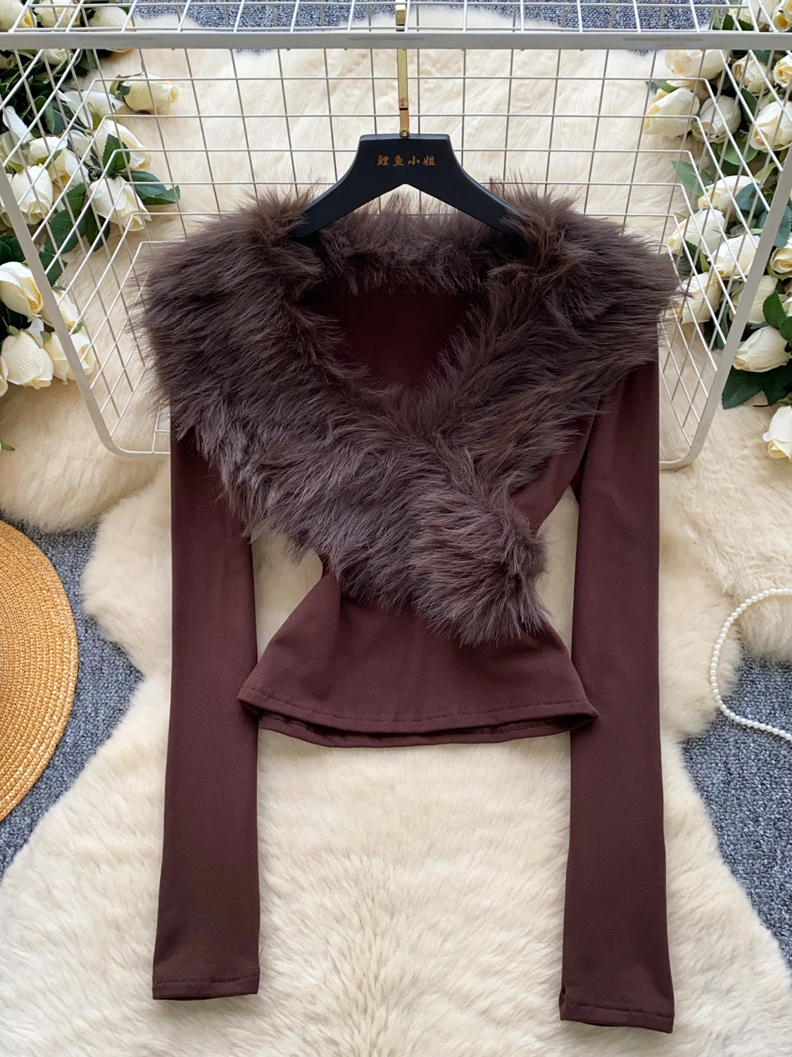 2026 Новая осенняя женская модная длинная футболка с v-образным вырезом, асимметричная пушистая лоскутная однотонная короткая тонкая футболка для пожилых людей, топы
2026 Новая осенняя женская модная длинная футболка с v-образным вырезом, асимметричная пушистая лоскутная однотонная короткая тонкая футболка для пожилых людей, топы