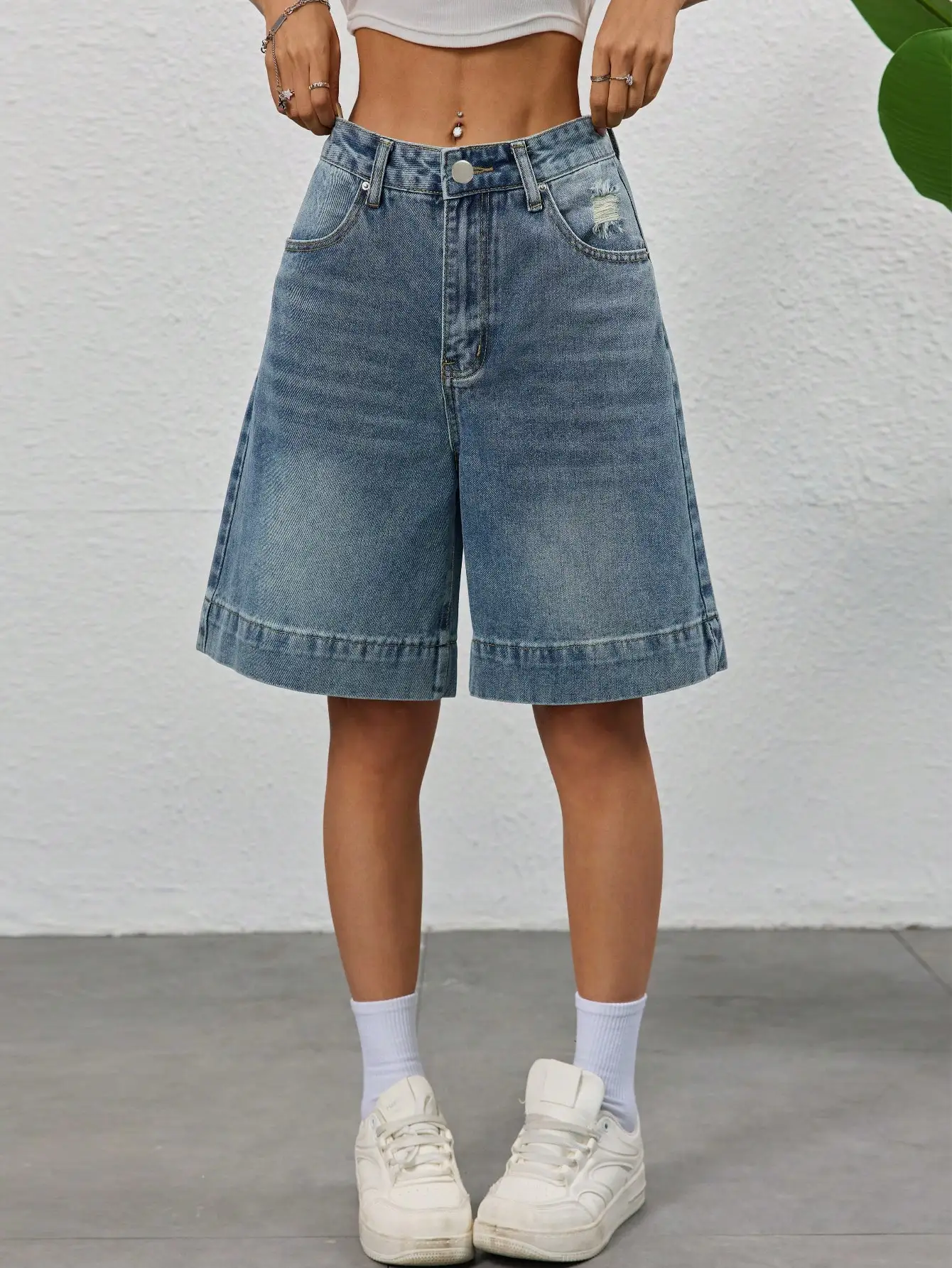 High street wide-leg washed denim shorts with a trendy design for women, loose wide-leg casual capri pants
High street wide-leg washed denim shorts with a trendy design for women, loose wide-leg casual capri pants