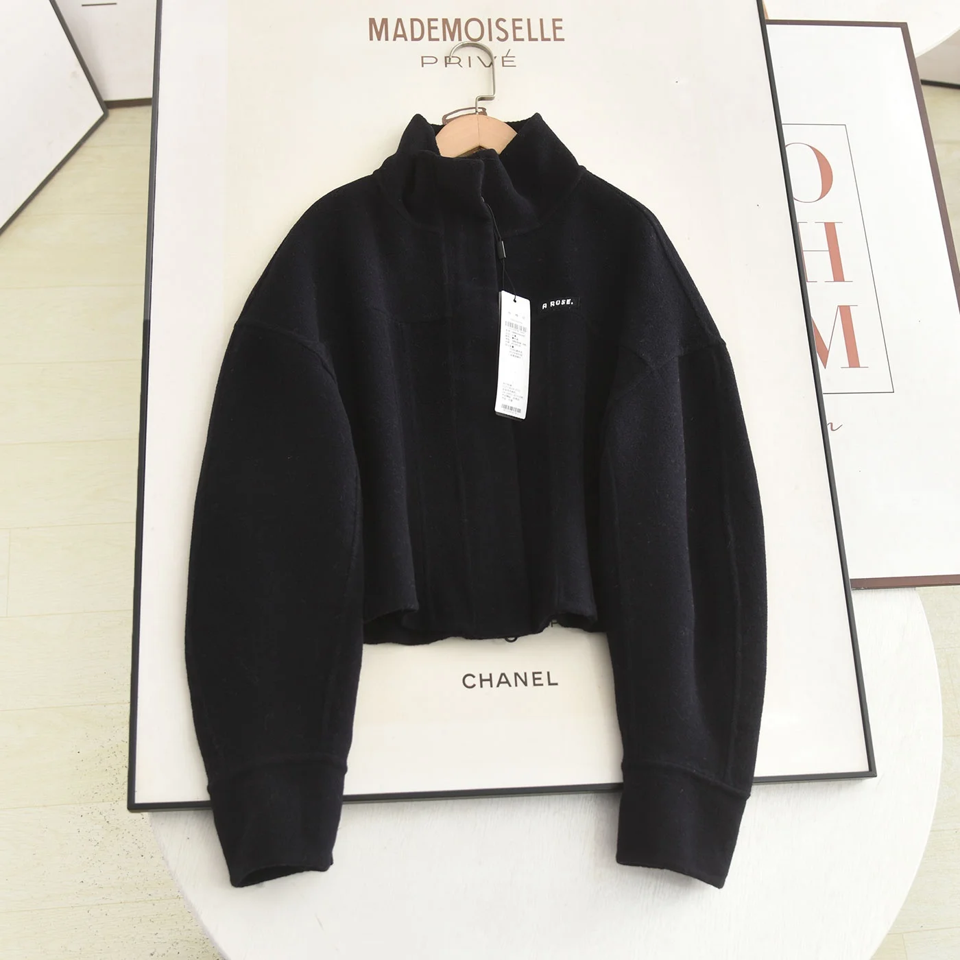 Ele шерстяное пальто 2025, зимнее двустороннее твидовое пальто для похудения, универсальная женская верхняя одежда с воротником-стойкой
Ele шерстяное пальто 2025, зимнее двустороннее твидовое пальто для похудения, универсальная женская верхняя одежда с воротником-стойкой