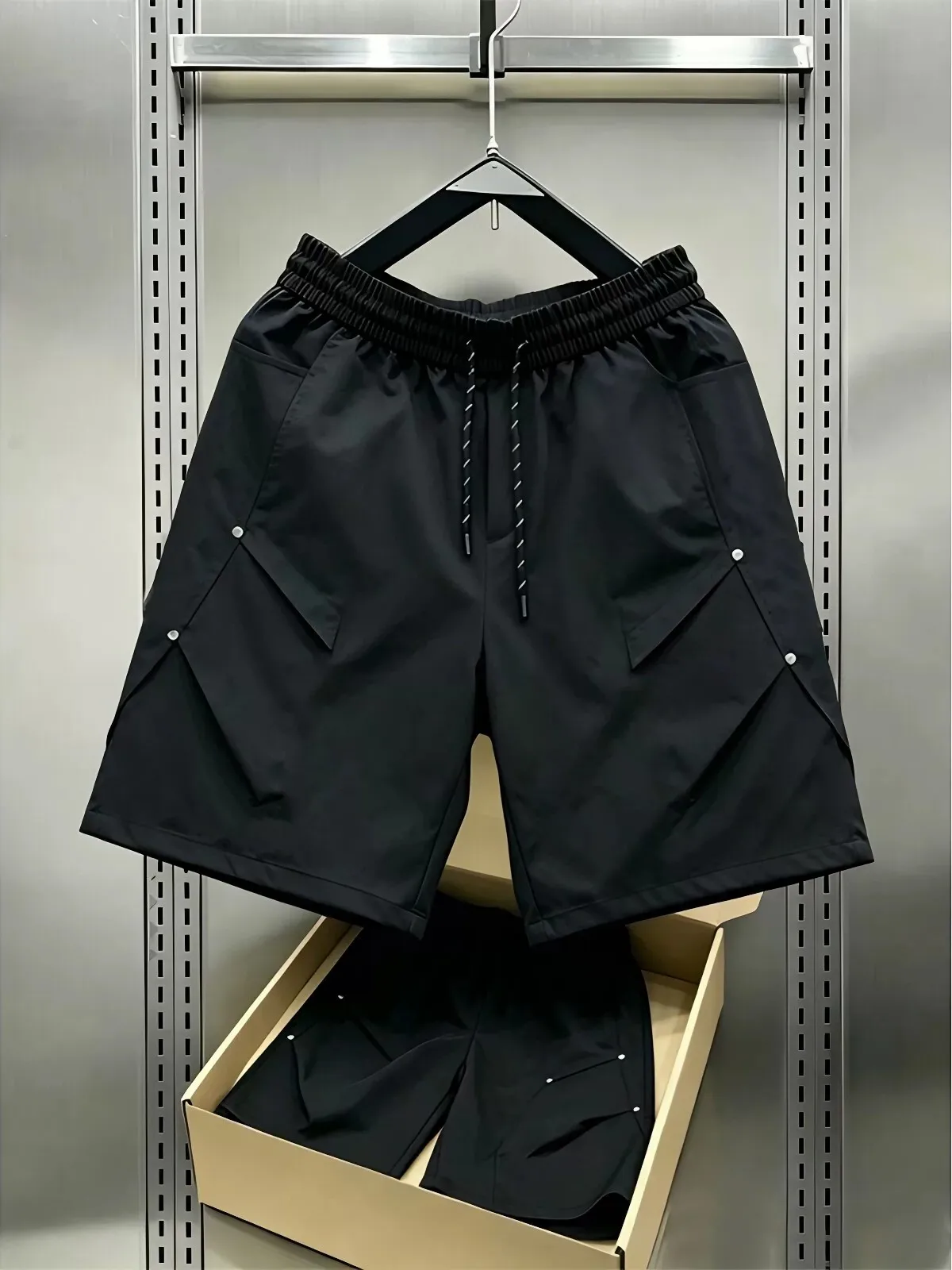 Black American Style Quick Dry Workwear Shorts Men Summer Thin Pleated Rivet Sports Loose Casual Five-Quarter Length Pants
Black American Style Quick Dry Workwear Shorts Men Summer Thin Pleated Rivet Sports Loose Casual Five-Quarter Length Pants