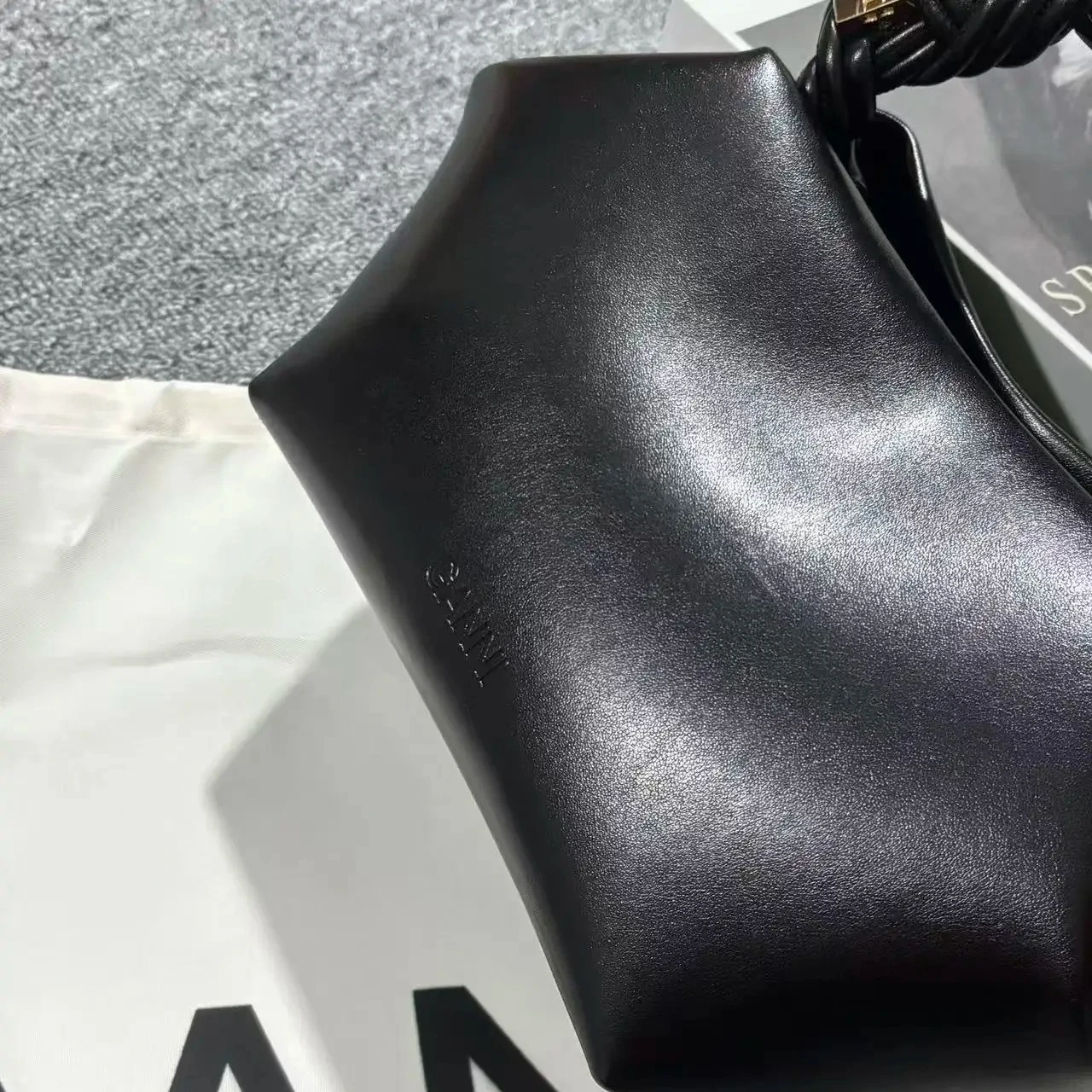 Designer Premium Feel Paris Logo Crossbody Shell Bag Hexagonal Woven Shoulder Handbag Women Genuine Leather Fashion Tote Bags
Designer Premium Feel Paris Logo Crossbody Shell Bag Hexagonal Woven Shoulder Handbag Women Genuine Leather Fashion Tote Bags
