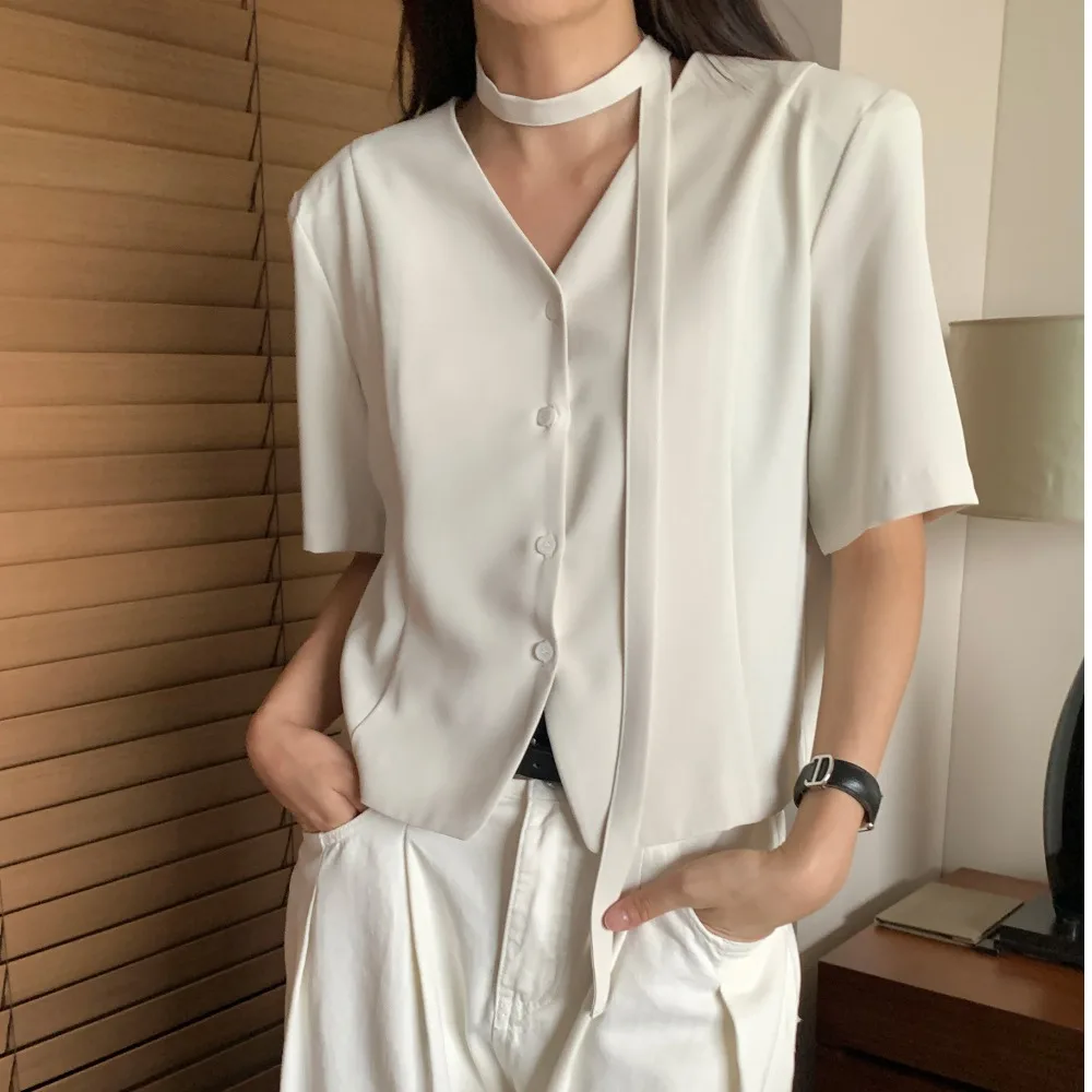 2026 Summer New Korean Style Chic Fashionable Single Row Button Shoulder Pad V Neck Short Sleeve Suit Jacket for Women
2026 Summer New Korean Style Chic Fashionable Single Row Button Shoulder Pad V Neck Short Sleeve Suit Jacket for Women