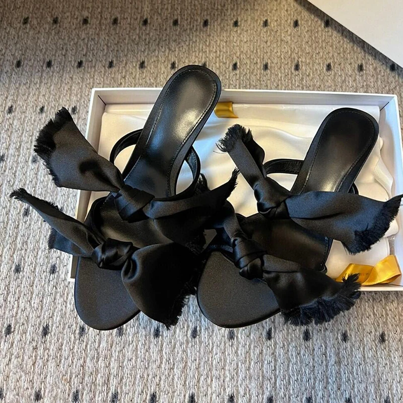 Bow flat sandals for women in summer, elegant and stylish, with a straight strap and open toe high-heeled sandals
Bow flat sandals for women in summer, elegant and stylish, with a straight strap and open toe high-heeled sandals