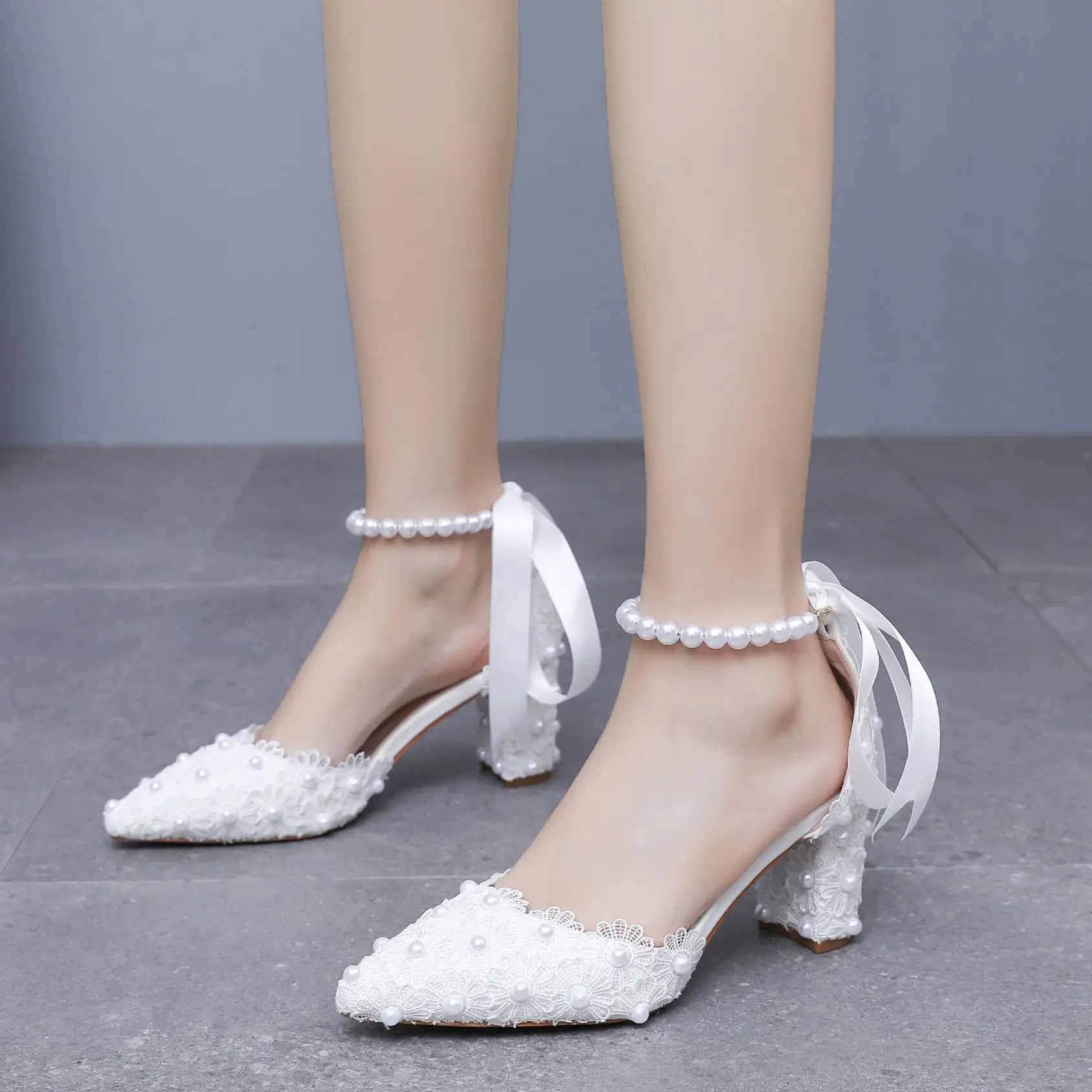 Женские туфли-лодочки на высоком каблуке с закрытым носком, с цветочным кружевом и жемчужными ремешками, для свадьбы и вечеринок
Женские туфли-лодочки на высоком каблуке с закрытым носком, с цветочным кружевом и жемчужными ремешками, для свадьбы и вечеринок