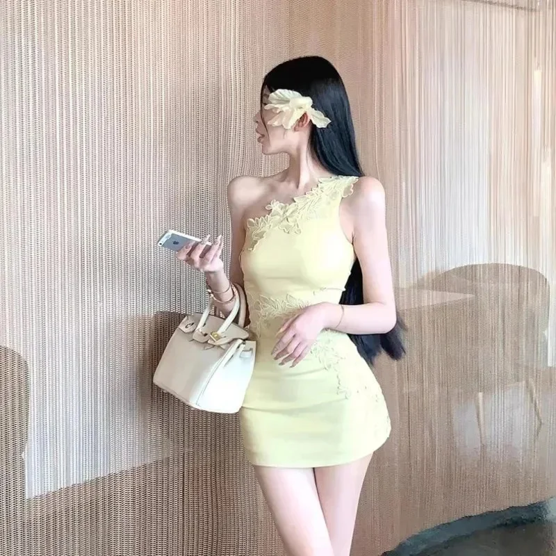 Sexy Sloping Collar Off Shoulder Camisole Dress For Women 2025 Summer New Elegant Slim High-quality Hip Hugging Short Dresses
Sexy Sloping Collar Off Shoulder Camisole Dress For Women 2025 Summer New Elegant Slim High-quality Hip Hugging Short Dresses