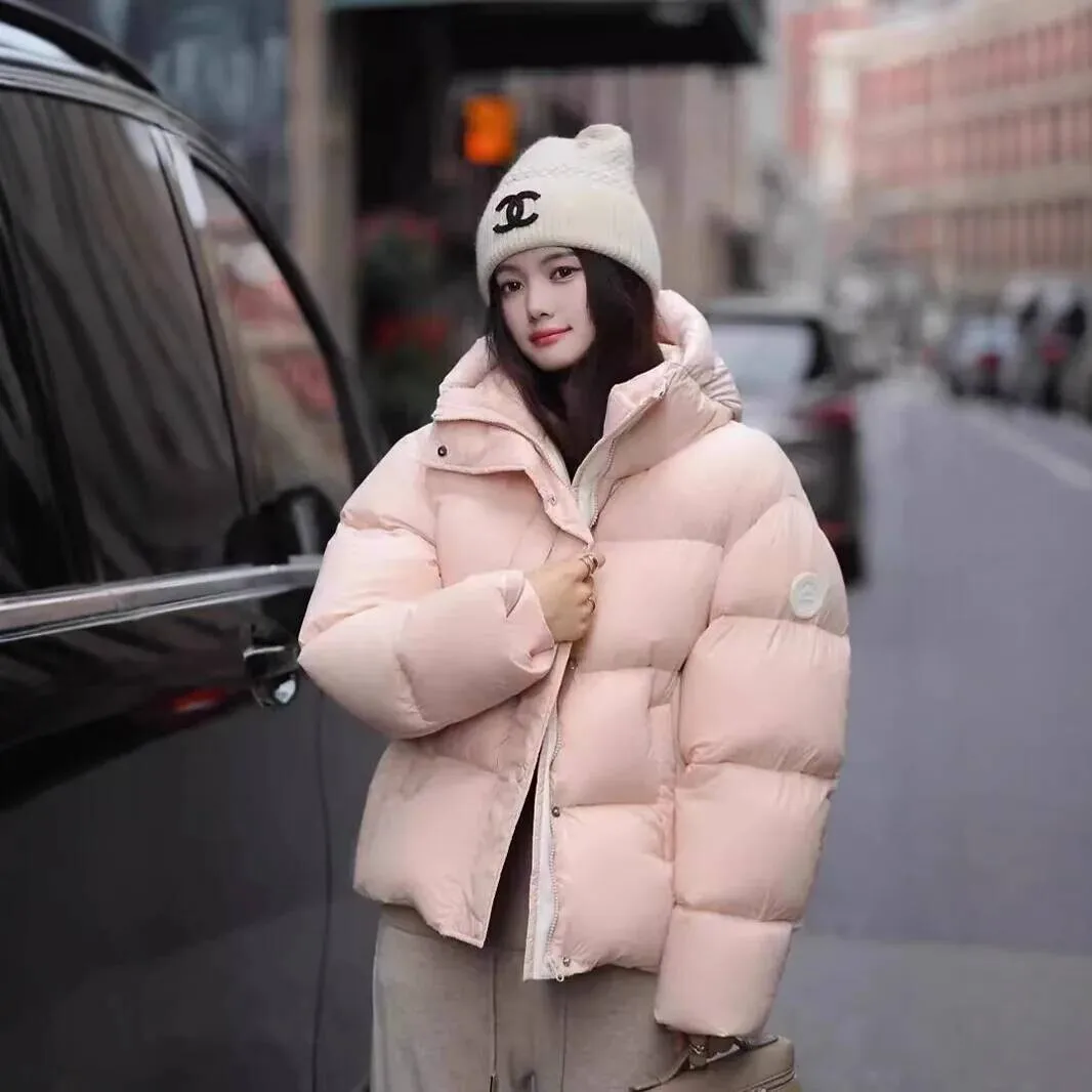 Women's Short Puffer Jacket Winter 2025 New Fashion Thickened Design Hat Bread Warm Couple's Clothing Polyester Fiber
Women's Short Puffer Jacket Winter 2025 New Fashion Thickened Design Hat Bread Warm Couple's Clothing Polyester Fiber