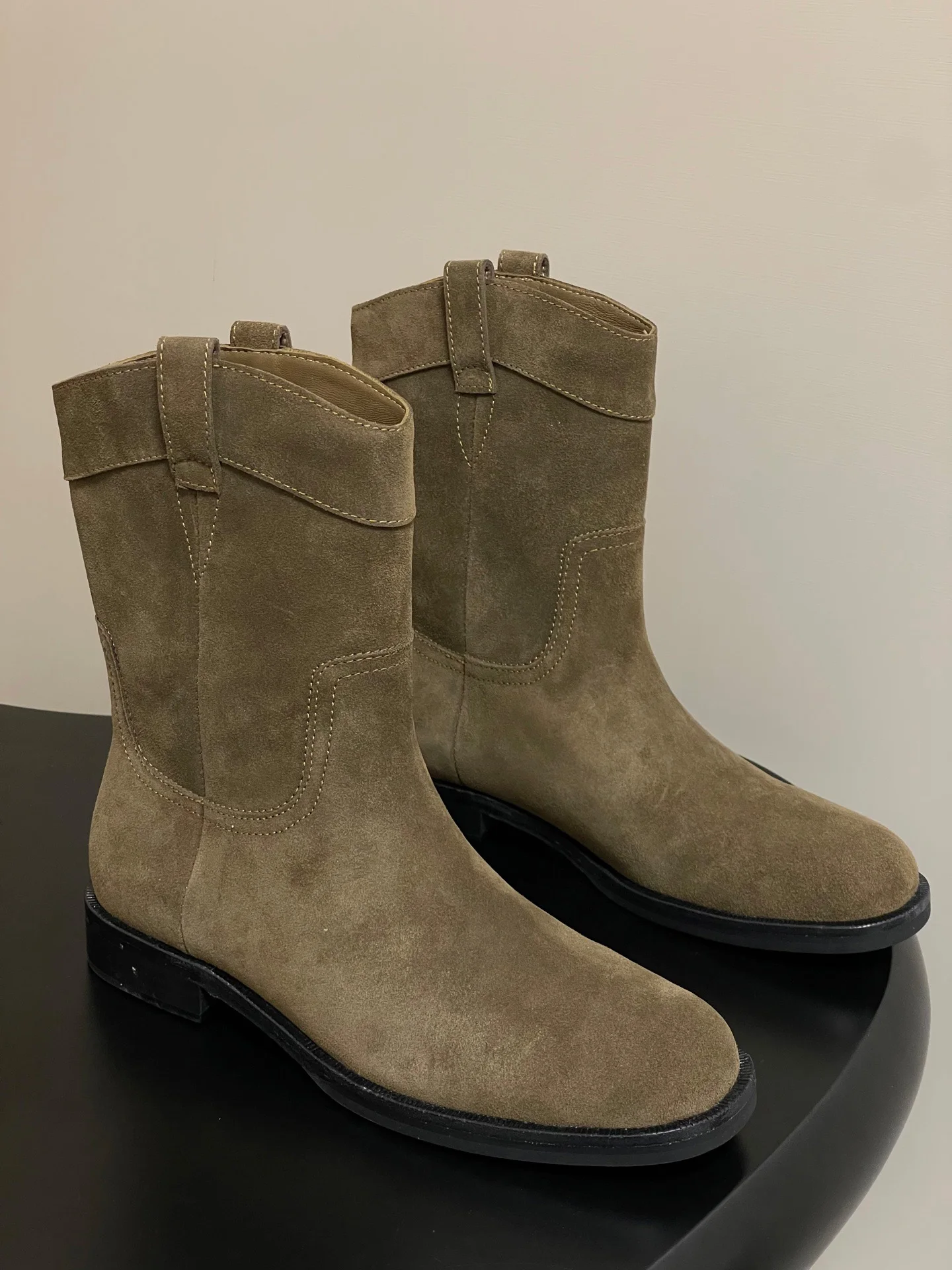 Женские замшевые ботильоны 2025 года — швейные детали, дизайн вкладки, массивный каблук, винтажный стиль
Женские замшевые ботильоны 2025 года — швейные детали, дизайн вкладки, массивный каблук, винтажный стиль