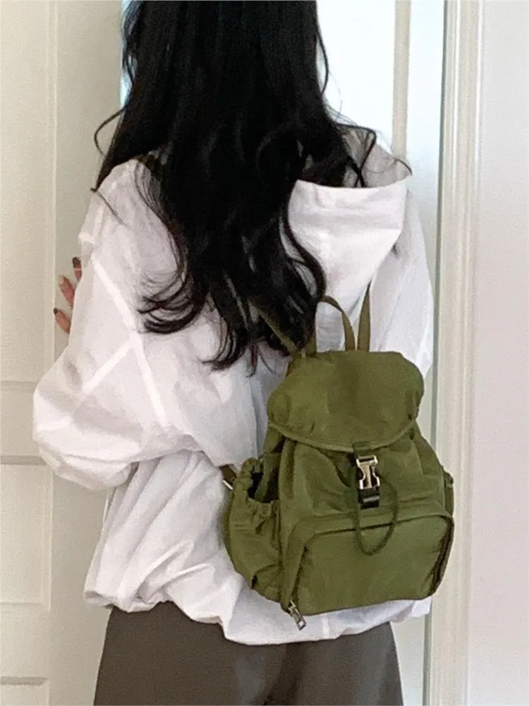 Fashion Casual Nylon Backpack For Women 2025 New Korean Korean Flip Cover College Style Student Bags Simple Solid Handbags Lady
Fashion Casual Nylon Backpack For Women 2025 New Korean Korean Flip Cover College Style Student Bags Simple Solid Handbags Lady