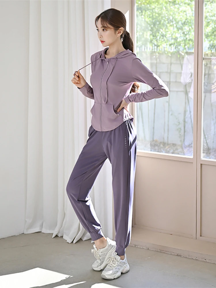 Модный женский комплект спортивной одежды Qui Dry, повседневная уличная одежда для бадминтона, тренажерного зала, йоги, длинная одежда на молнии с капюшоном
Модный женский комплект спортивной одежды Qui Dry, повседневная уличная одежда для бадминтона, тренажерного зала, йоги, длинная одежда на молнии с капюшоном