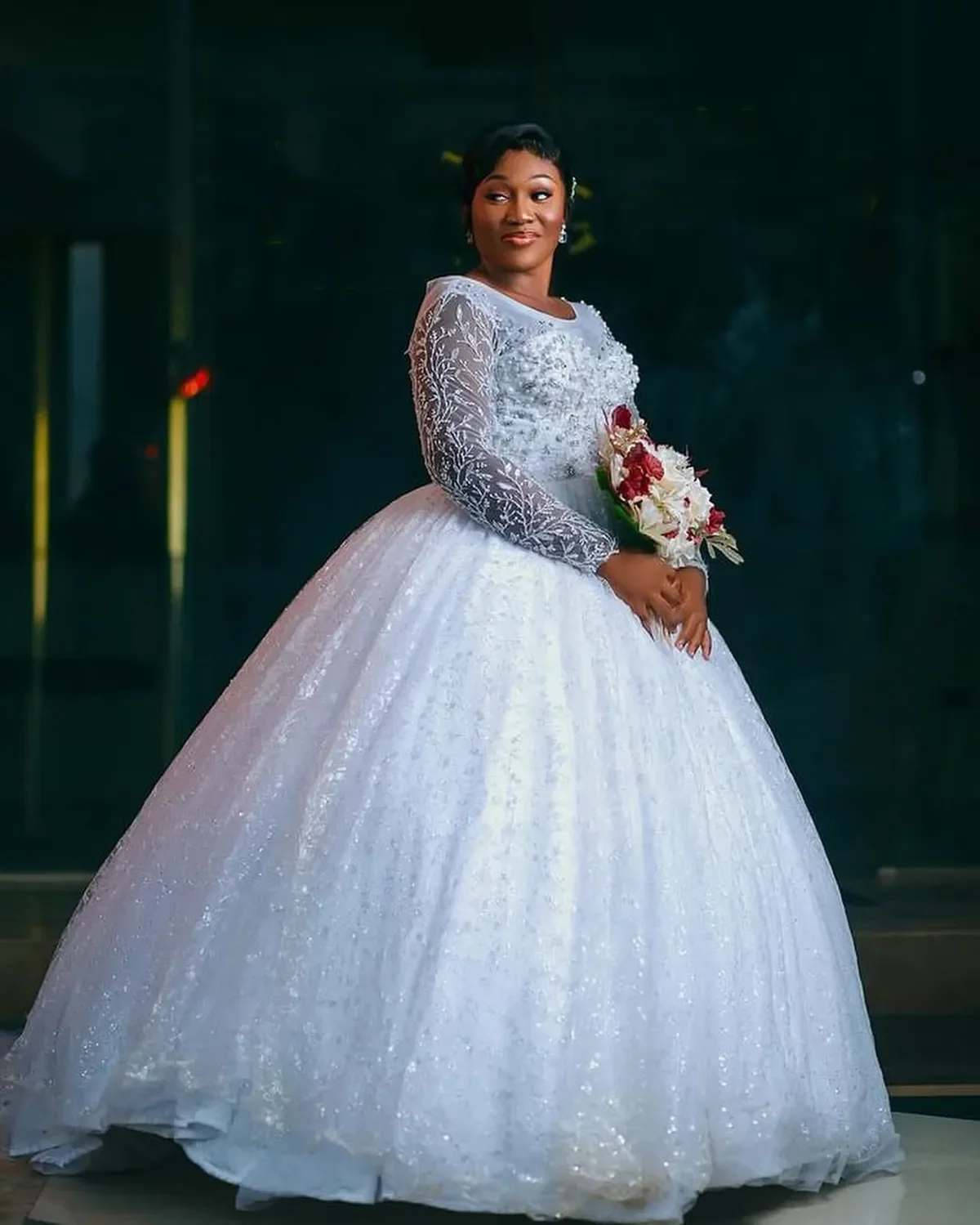Customized Scoop Neck Long Sleeves Shinny Pearls Beads Luxury Wedding Dress Robe De Mariée Ballgown Africa Bridal Gown
Customized Scoop Neck Long Sleeves Shinny Pearls Beads Luxury Wedding Dress Robe De Mariée Ballgown Africa Bridal Gown