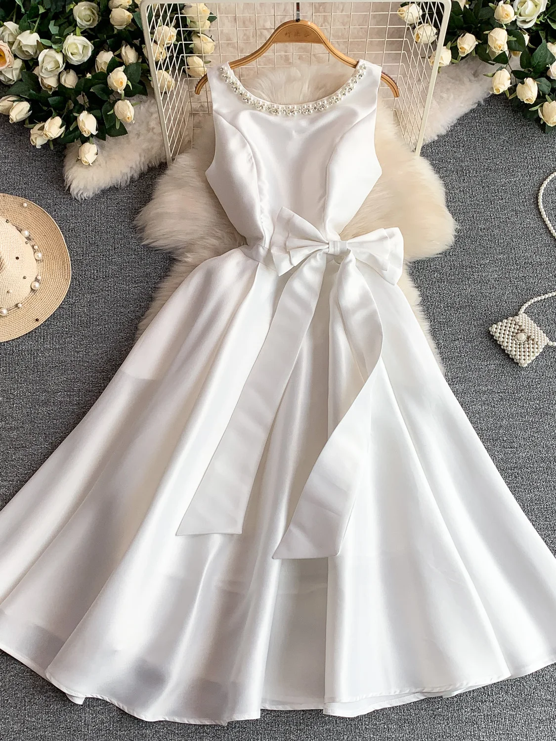 Elegant Long Sleeveless Midi Dress with Bow Detail Waist Cinching Full Skirt A-Line Silhouette Beaded round Neck Gown
Elegant Long Sleeveless Midi Dress with Bow Detail Waist Cinching Full Skirt A-Line Silhouette Beaded round Neck Gown