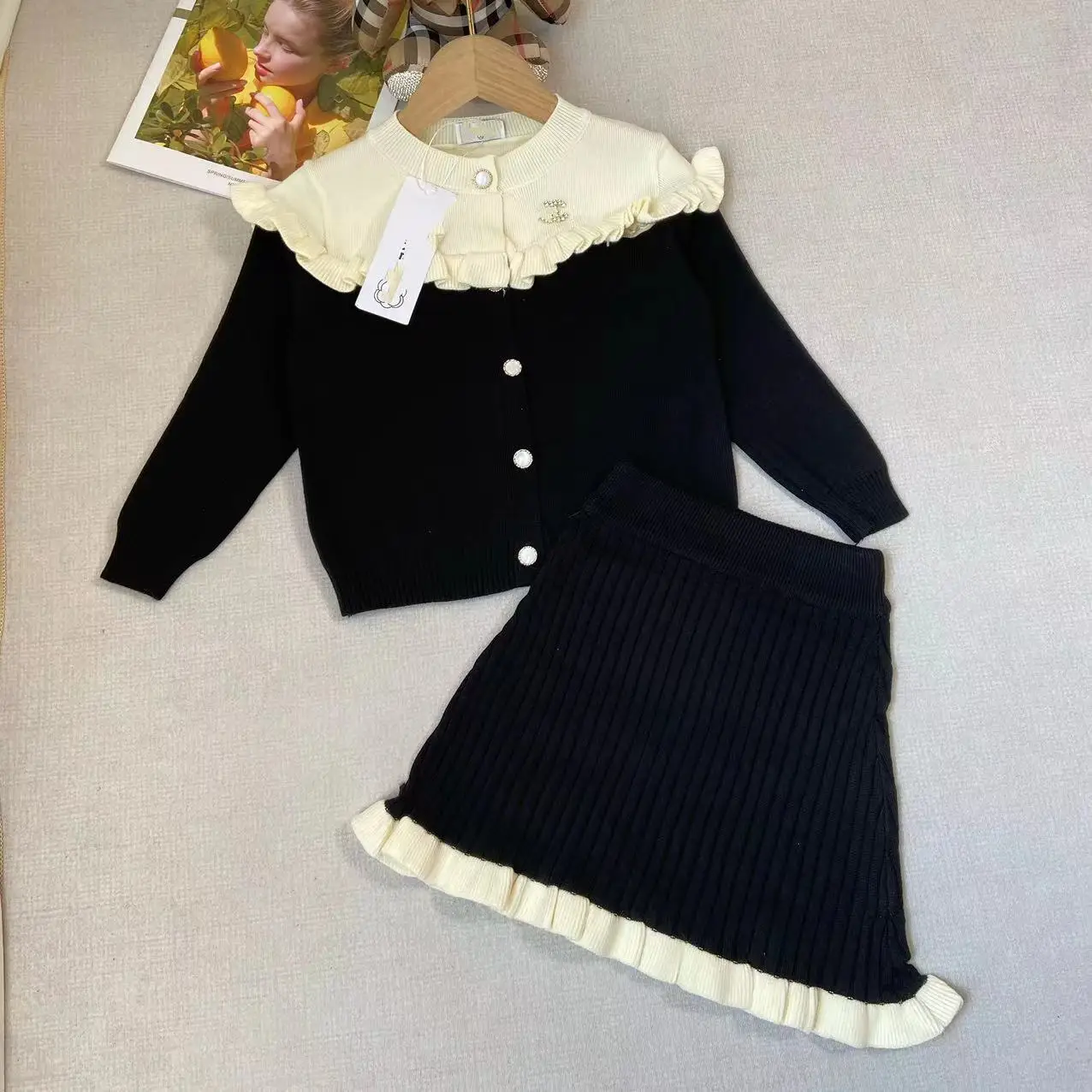2025 Spring and autumn new girls small fragrant wind pure cotton knitted set ruffled female baby cardigan + skirt 2 sets
2025 Spring and autumn new girls small fragrant wind pure cotton knitted set ruffled female baby cardigan + skirt 2 sets