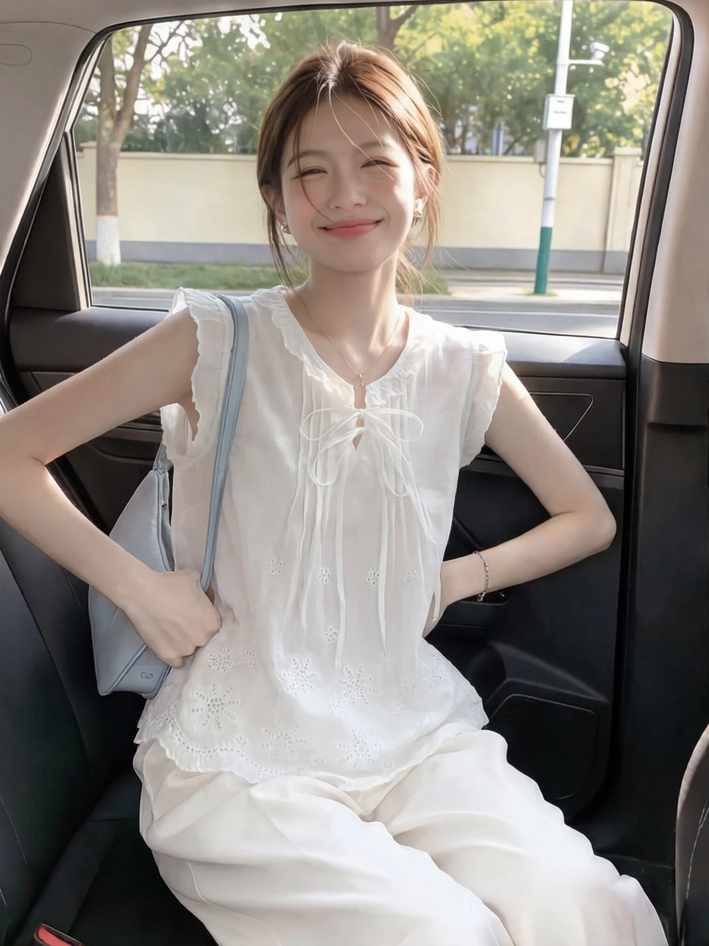 Embroidered Hollow out Small Flying Sleeve White Cotton Linen Shirt Women Summer Small Size Outerwear Beautiful Ageless Sleev...
Embroidered Hollow out Small Flying Sleeve White Cotton Linen Shirt Women Summer Small Size Outerwear Beautiful Ageless Sleev...