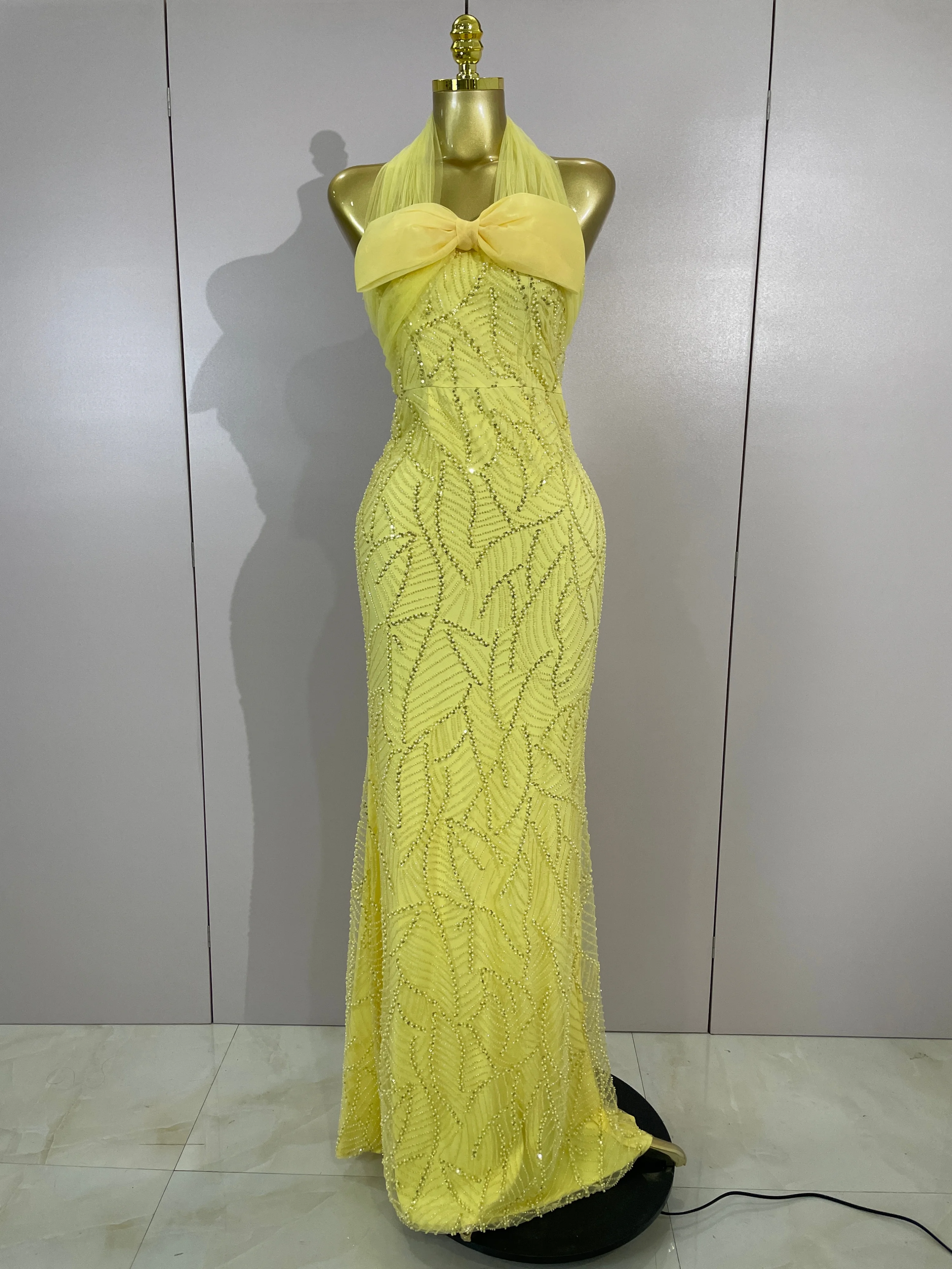 Sexy New Sleeveless Halter Bow Beading Yellow Long Dress Women Birthday Party Costume Bar Nightclub Stage Performance Clothing
Sexy New Sleeveless Halter Bow Beading Yellow Long Dress Women Birthday Party Costume Bar Nightclub Stage Performance Clothing
