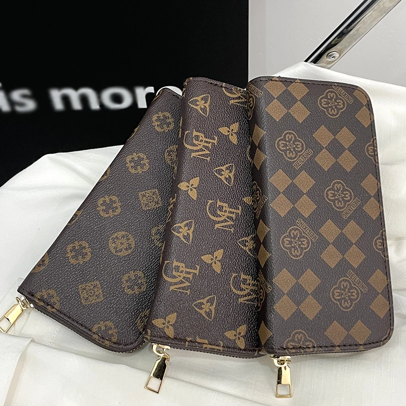 Neutral style handbag for men and women, long style with zipper closure, suitable for mobile phone.
Neutral style handbag for men and women, long style with zipper closure, suitable for mobile phone.
