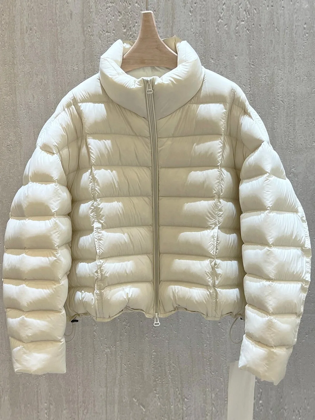 2025 Winter Thickened Stand Collar Pure Color Cotton Jacket Women's Fashionable Versatile High Quality Ageless Outerwear
2025 Winter Thickened Stand Collar Pure Color Cotton Jacket Women's Fashionable Versatile High Quality Ageless Outerwear