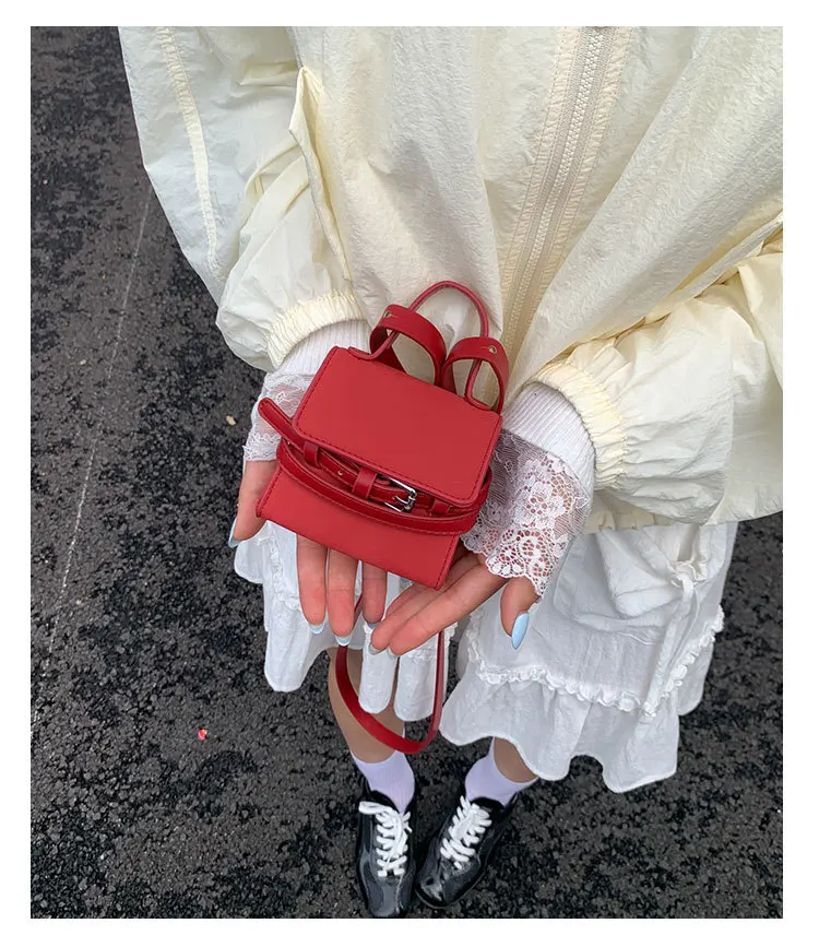 2025 AW New Matte Mini Bag Women Necklace Detail Handheld Earphone Case Fashion Purse
2025 AW New Matte Mini Bag Women Necklace Detail Handheld Earphone Case Fashion Purse