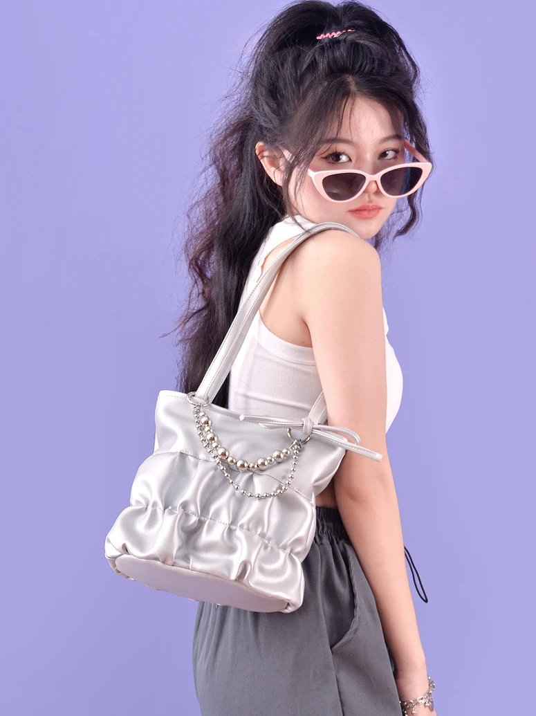 Original Tea Tea Silver Bucket Bag Women's Summer New Quality Knot Underarm Bag Y2k Sweet Cool Water Bucket Bag
Original Tea Tea Silver Bucket Bag Women's Summer New Quality Knot Underarm Bag Y2k Sweet Cool Water Bucket Bag