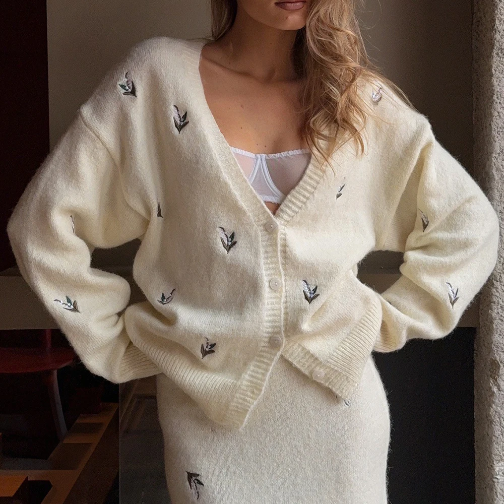 French Style Knit Sweater Cardigan Women Beige Autumn Winter Floral Embroidery Long Sleeve Casual Ladies Cardigans Knitwear New
French Style Knit Sweater Cardigan Women Beige Autumn Winter Floral Embroidery Long Sleeve Casual Ladies Cardigans Knitwear New