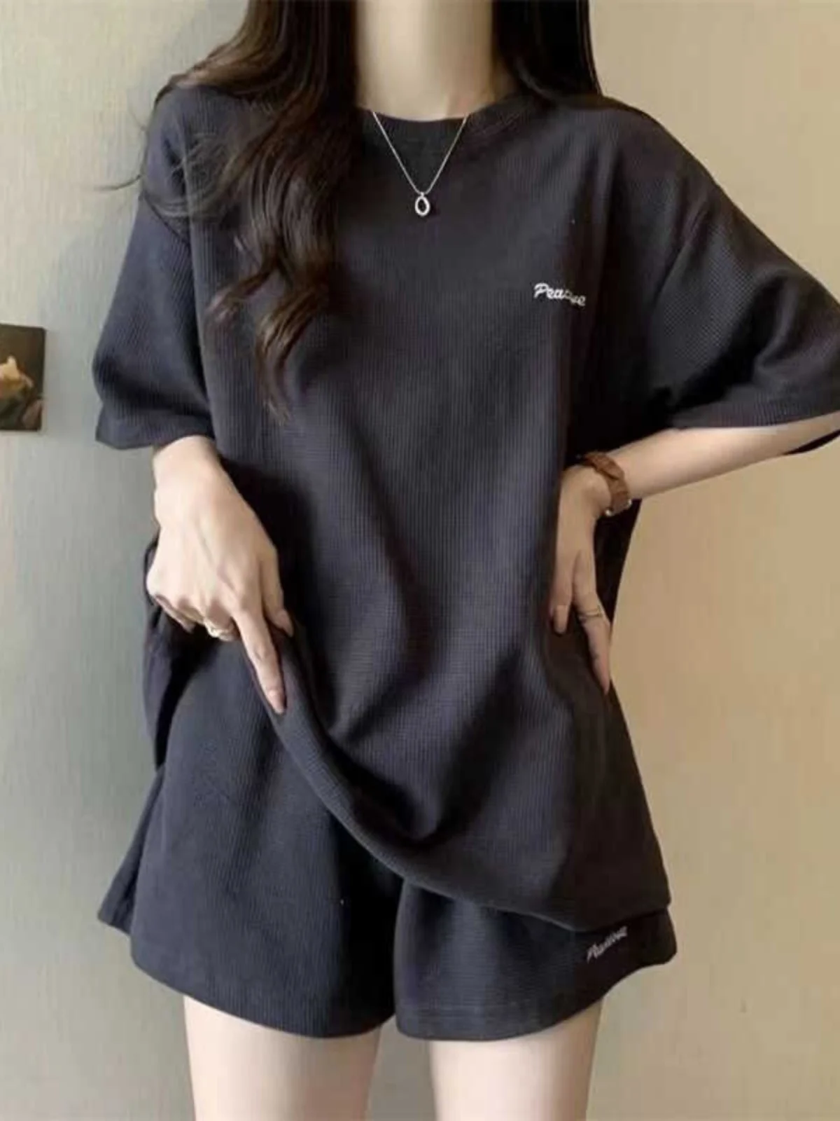 Summer Sportswear Set Women's Short Sleeve T-shirt And Shorts Two-Piece Set Fashionable And Comfortable for Younger Women
Summer Sportswear Set Women's Short Sleeve T-shirt And Shorts Two-Piece Set Fashionable And Comfortable for Younger Women