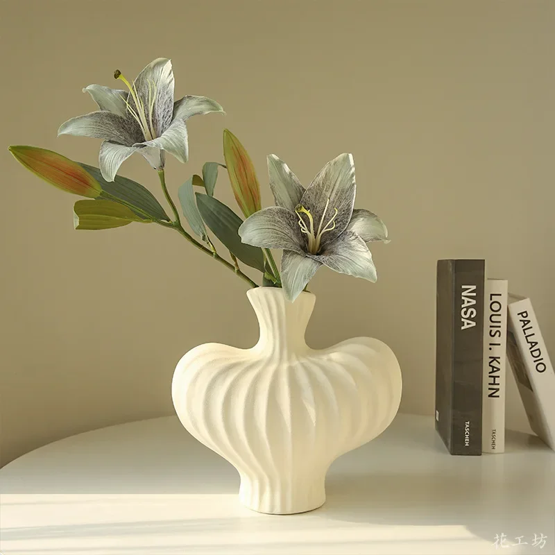 Simulation Lily Branch Silk Fake Flowers Bedroom Decorative Artificial 2 Heads Autumn Lilies Blue Flower Balcony Decoration
Simulation Lily Branch Silk Fake Flowers Bedroom Decorative Artificial 2 Heads Autumn Lilies Blue Flower Balcony Decoration