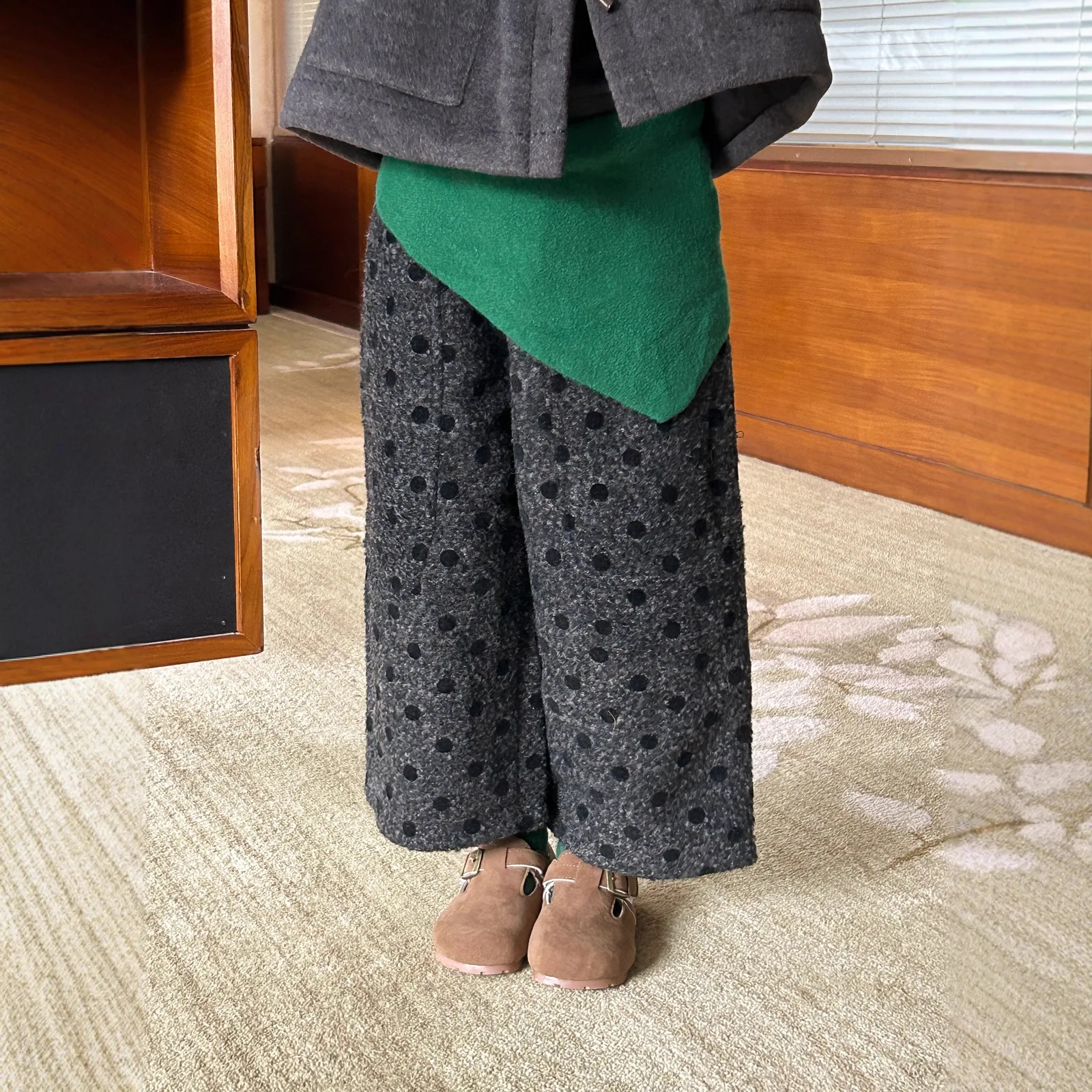 Girls Pants 2025 Winter New Korean Version with Plush Polka Dot Straight Leg Wide Leg Pants Fashionable and Casual
Girls Pants 2025 Winter New Korean Version with Plush Polka Dot Straight Leg Wide Leg Pants Fashionable and Casual