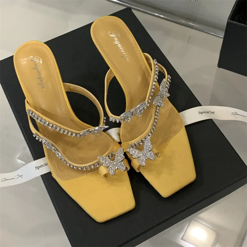 Тапочки на тонком каблуке со стразами и бабочкой, женские летние новые сандалии на высоком каблуке, женские модельерские шлепанцы, женские шлепанцы
Тапочки на тонком каблуке со стразами и бабочкой, женские летние новые сандалии на высоком каблуке, женские модельерские шлепанцы, женские шлепанцы