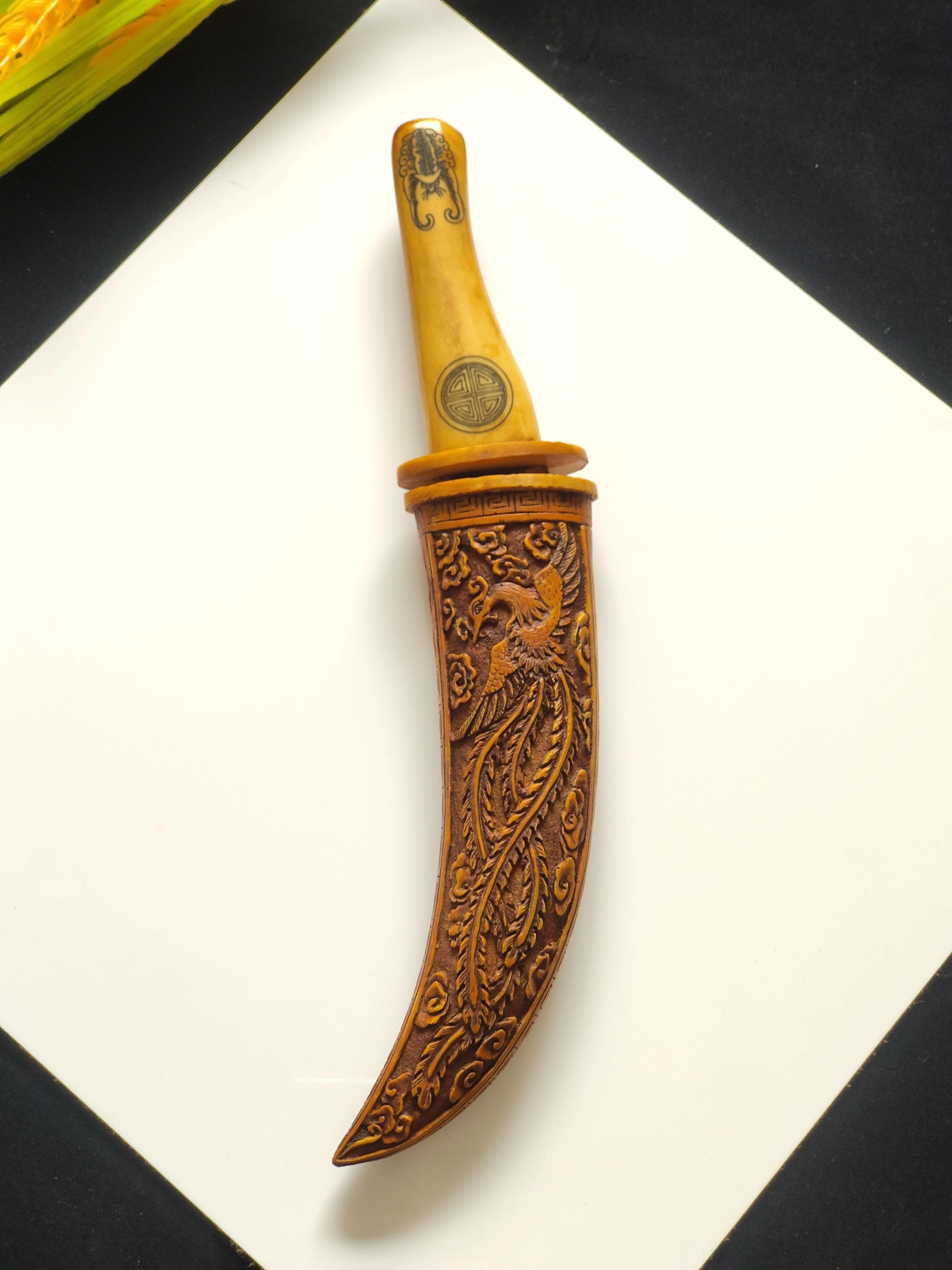 Китайские антикварные резные бычьи кости, двусторонние ретро-драконы и феникса, ремесленные украшения 
Китайские антикварные резные бычьи кости, двусторонние ретро-драконы и феникса, ремесленные украшения