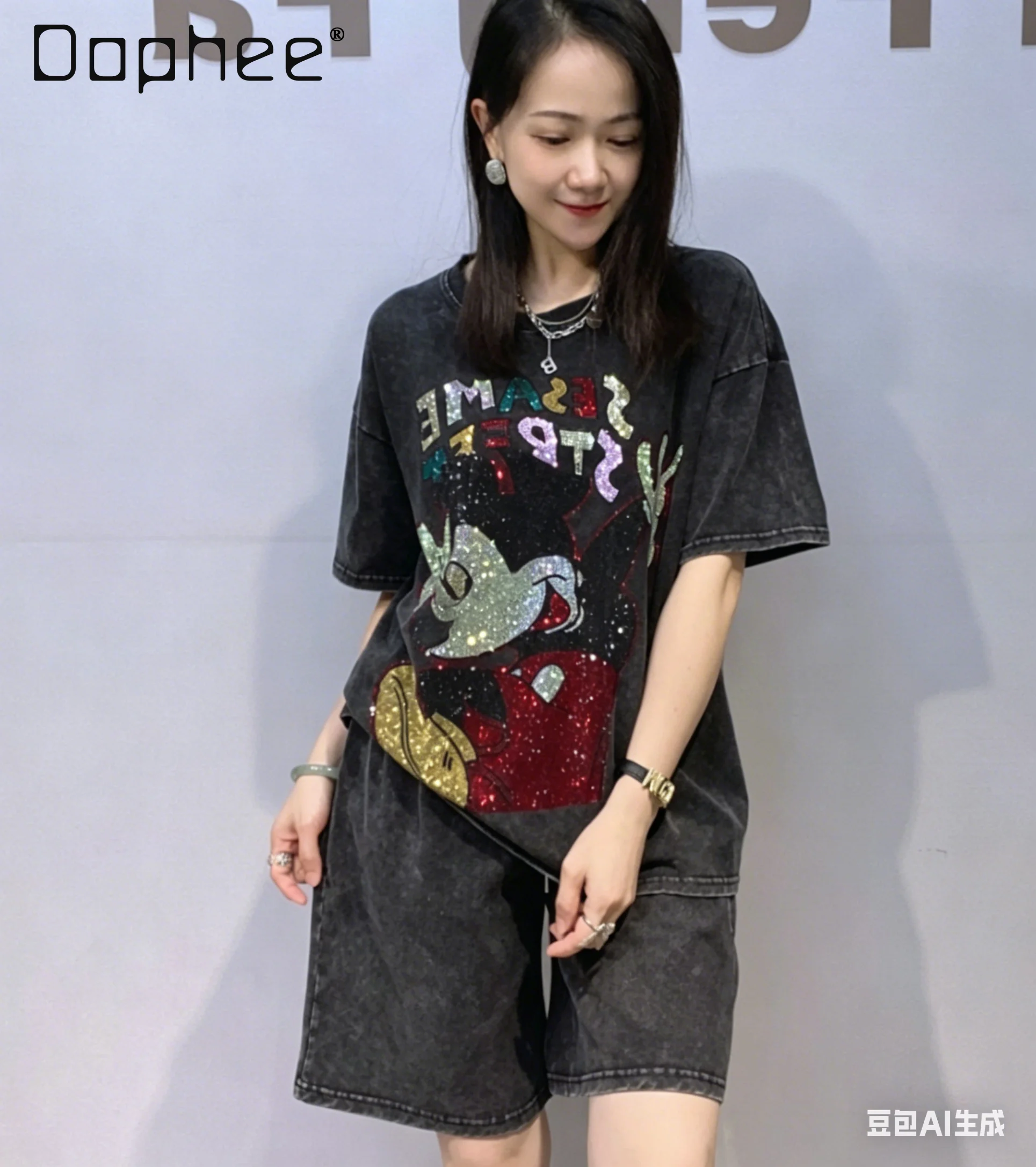 Round Neck Pullover Short-sleeved T-shirt Casual Shortssuit Women's Summer Shorts Two-piece Set Hot Diamond Women's Clothing
Round Neck Pullover Short-sleeved T-shirt Casual Shortssuit Women's Summer Shorts Two-piece Set Hot Diamond Women's Clothing