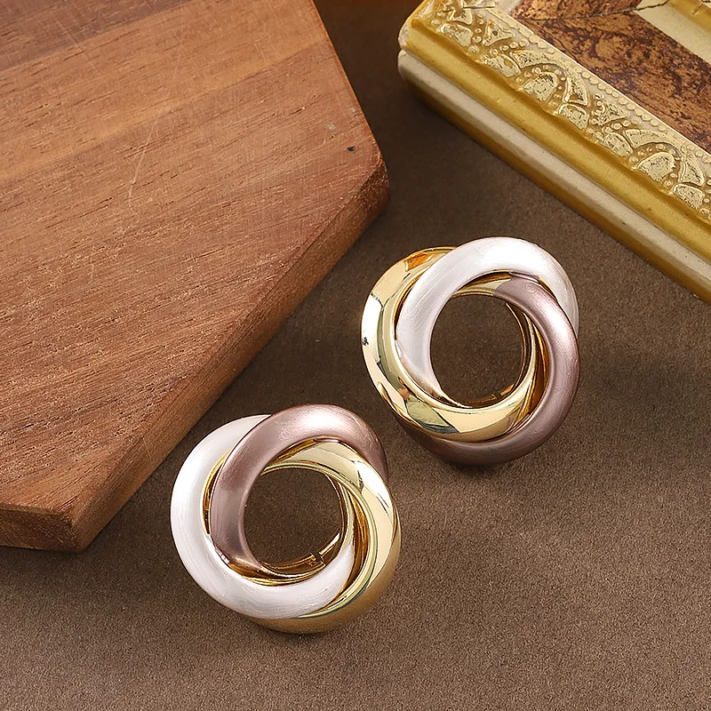 Fashionable, exquisite and simple, oil-dropped geometric hoop earrings, niche light luxury personalized commuting earrings
Fashionable, exquisite and simple, oil-dropped geometric hoop earrings, niche light luxury personalized commuting earrings