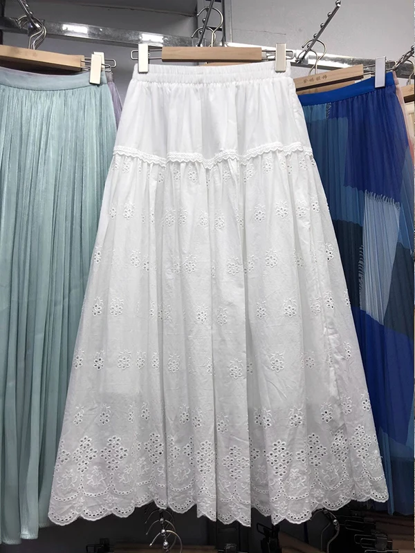 Новая летняя юбка миди А-силуэта белого цвета с эластичным поясом и вырезами, универсальная, легкая, в стиле колледж.
Новая летняя юбка миди А-силуэта белого цвета с эластичным поясом и вырезами, универсальная, легкая, в стиле колледж.