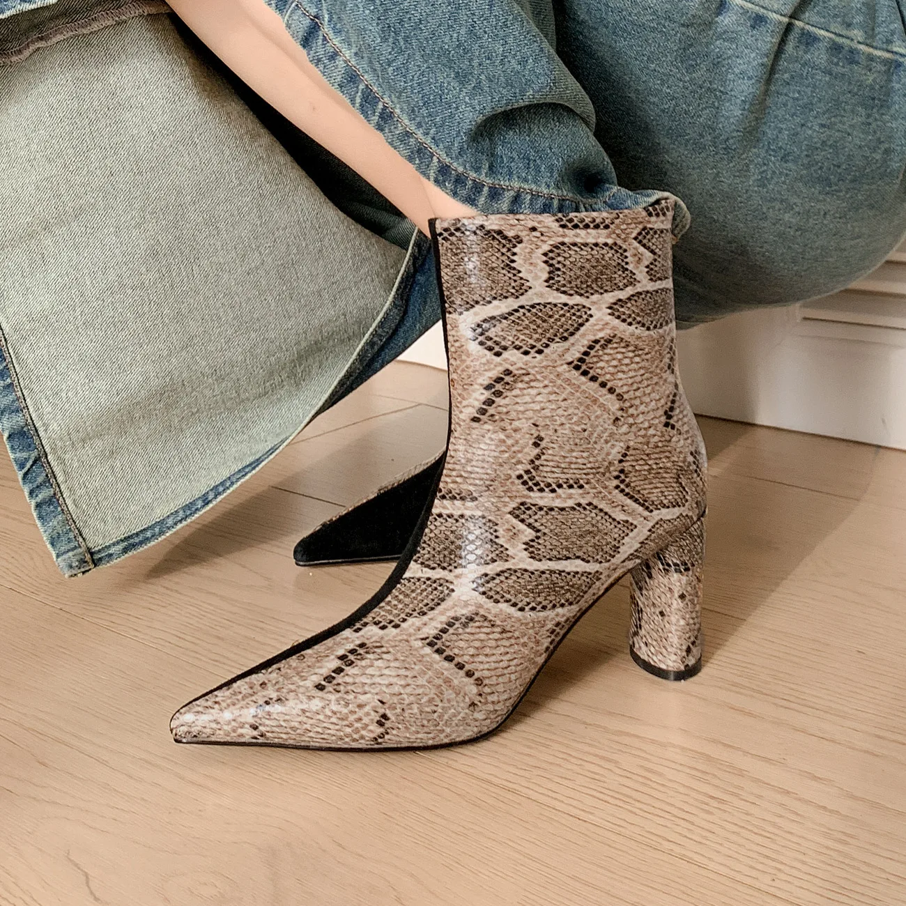Pointed Toe Snake Print Color Block Leather Ankle Boots Slip-On Thick High Heel Short Botines Side Zipper Plus Size Women Botas
Pointed Toe Snake Print Color Block Leather Ankle Boots Slip-On Thick High Heel Short Botines Side Zipper Plus Size Women Botas