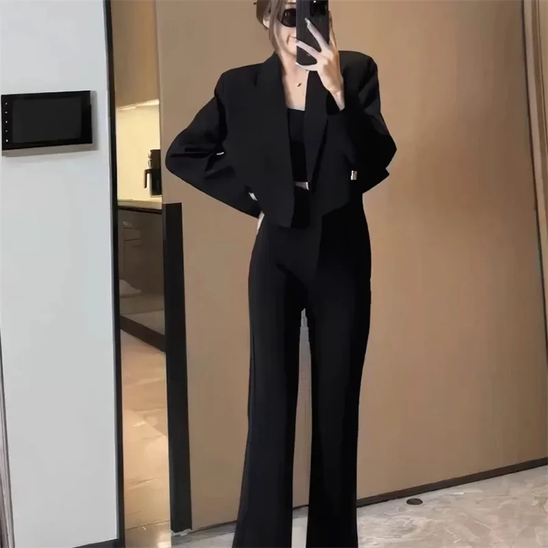 Advanced Fashion Suit for Women 2024 Spring and Autumn New Loose Short Casual Suit Jacket Niche Design Flared Pants Solid Color
Advanced Fashion Suit for Women 2024 Spring and Autumn New Loose Short Casual Suit Jacket Niche Design Flared Pants Solid Color