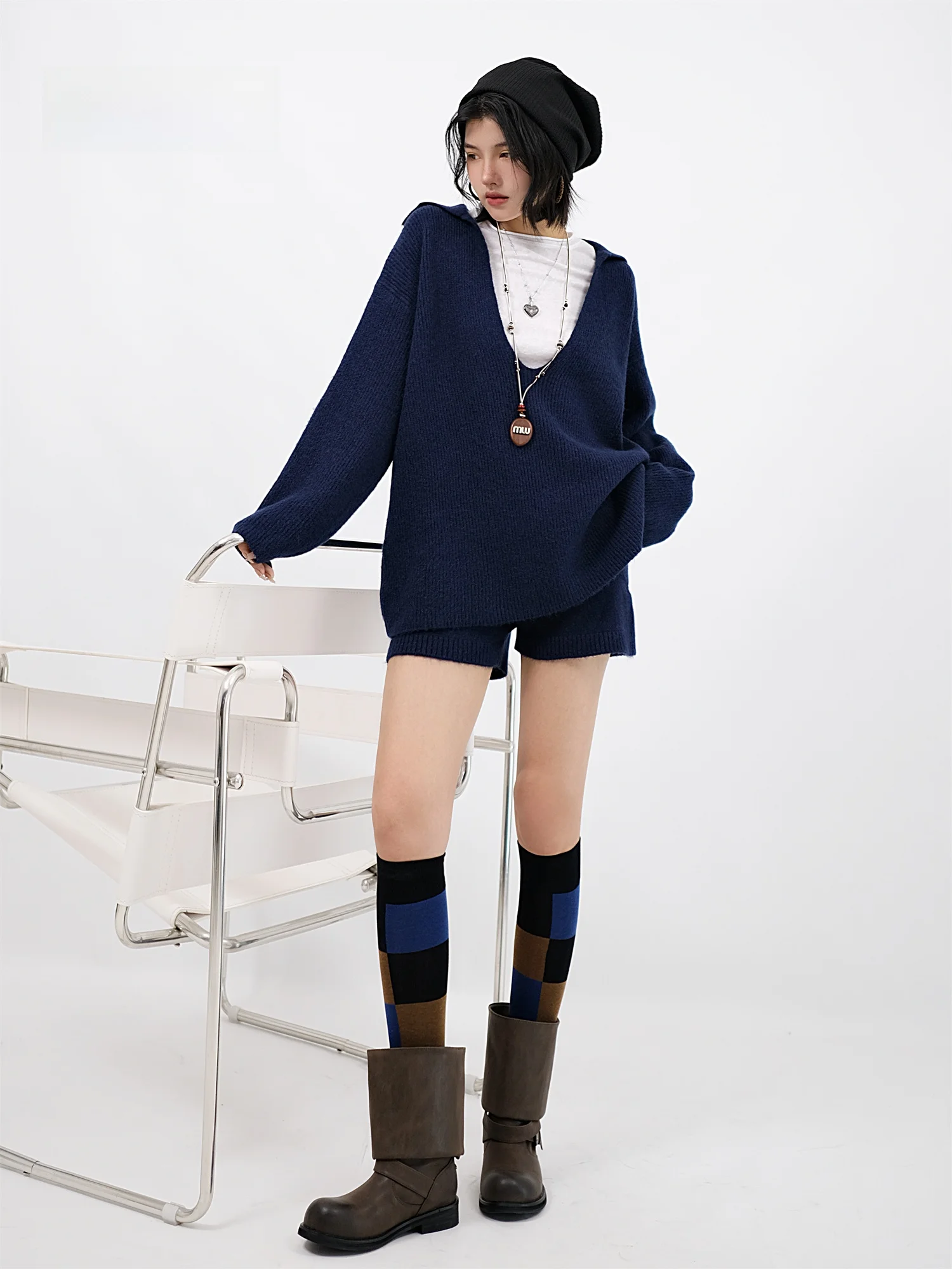 Loose Fit V-Neck Knitwear Short Pants Two-Piece Set Women's Style Long Sleeve Comfortable Sensation Fashion Autumn Outfit
Loose Fit V-Neck Knitwear Short Pants Two-Piece Set Women's Style Long Sleeve Comfortable Sensation Fashion Autumn Outfit
