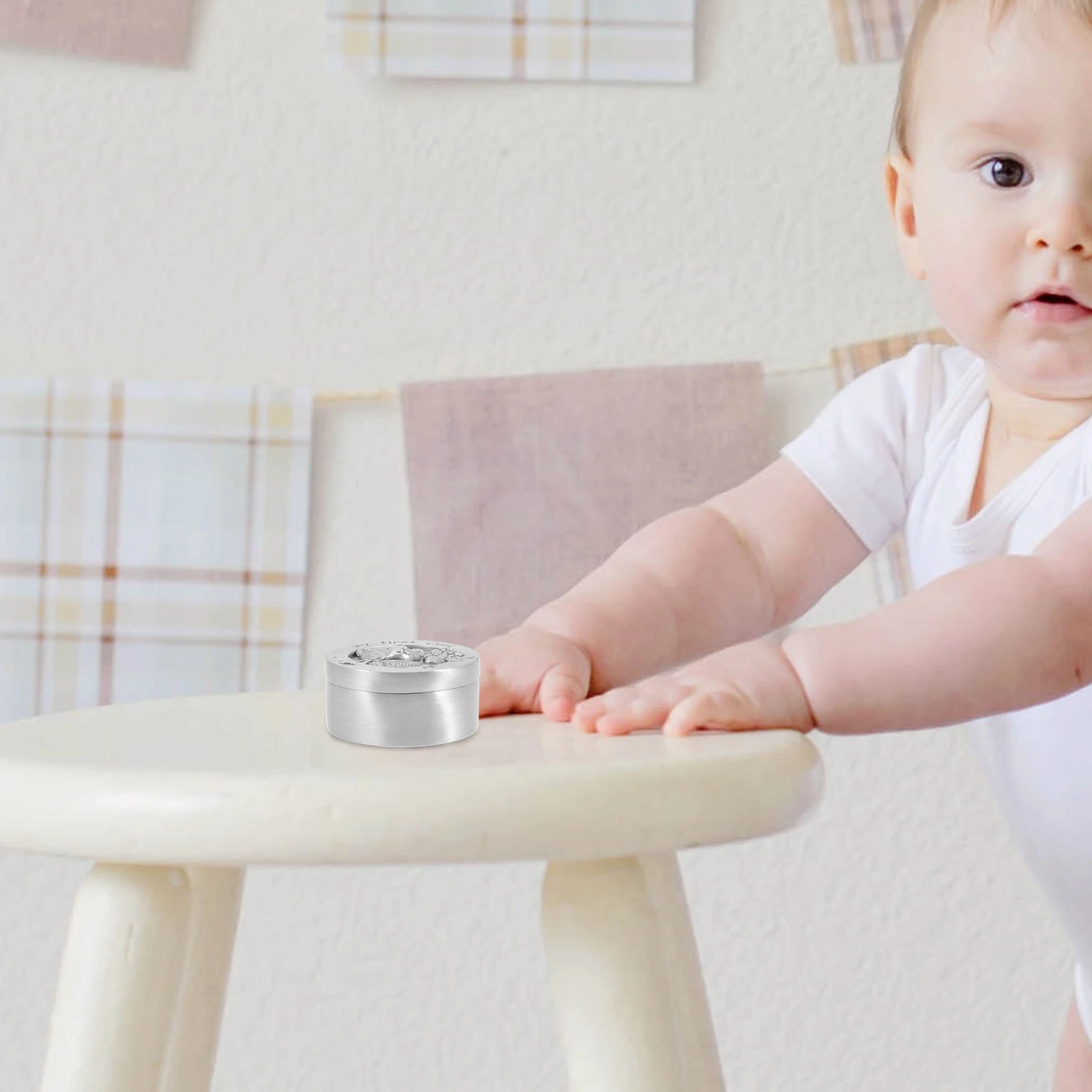 Контейнер для хранения первого волоска ребенка из нержавеющей стали, круглый, с мультяшным дизайном, металлическая шкатулка для детских воспоминаний, подарок для новорожденных
Контейнер для хранения первого волоска ребенка из нержавеющей стали, круглый, с мультяшным дизайном, металлическая шкатулка для детских воспоминаний, подарок для новорожденных