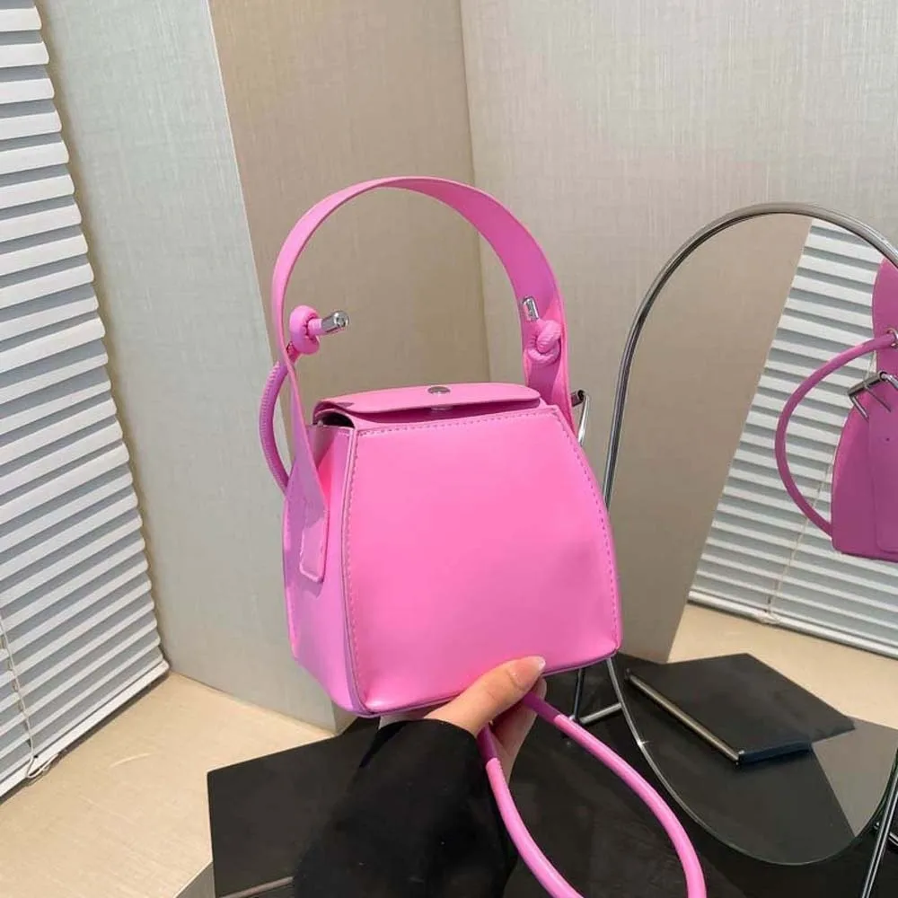 Versatile Niche Box Shoulder Bag Solid Color Large Capacity 3D Square Small Tote Leather Magnetic Buckle Hand-held Purse Daily
Versatile Niche Box Shoulder Bag Solid Color Large Capacity 3D Square Small Tote Leather Magnetic Buckle Hand-held Purse Daily