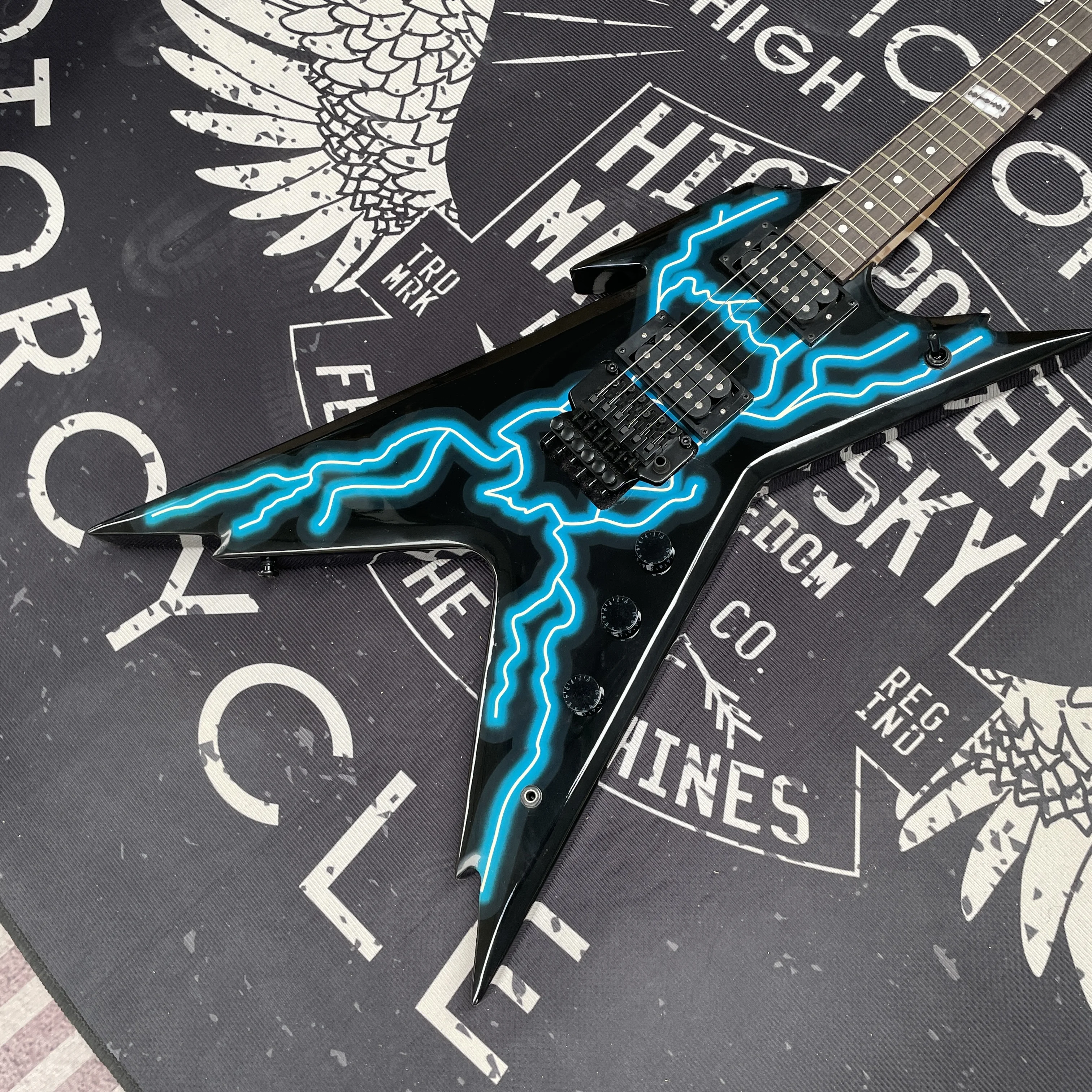 6-string black electric guitar with fluorescent blue lightning paint, HH pickups,tremolo system guitars,unique electric guitarra
6-string black electric guitar with fluorescent blue lightning paint, HH pickups,tremolo system guitars,unique electric guitarra