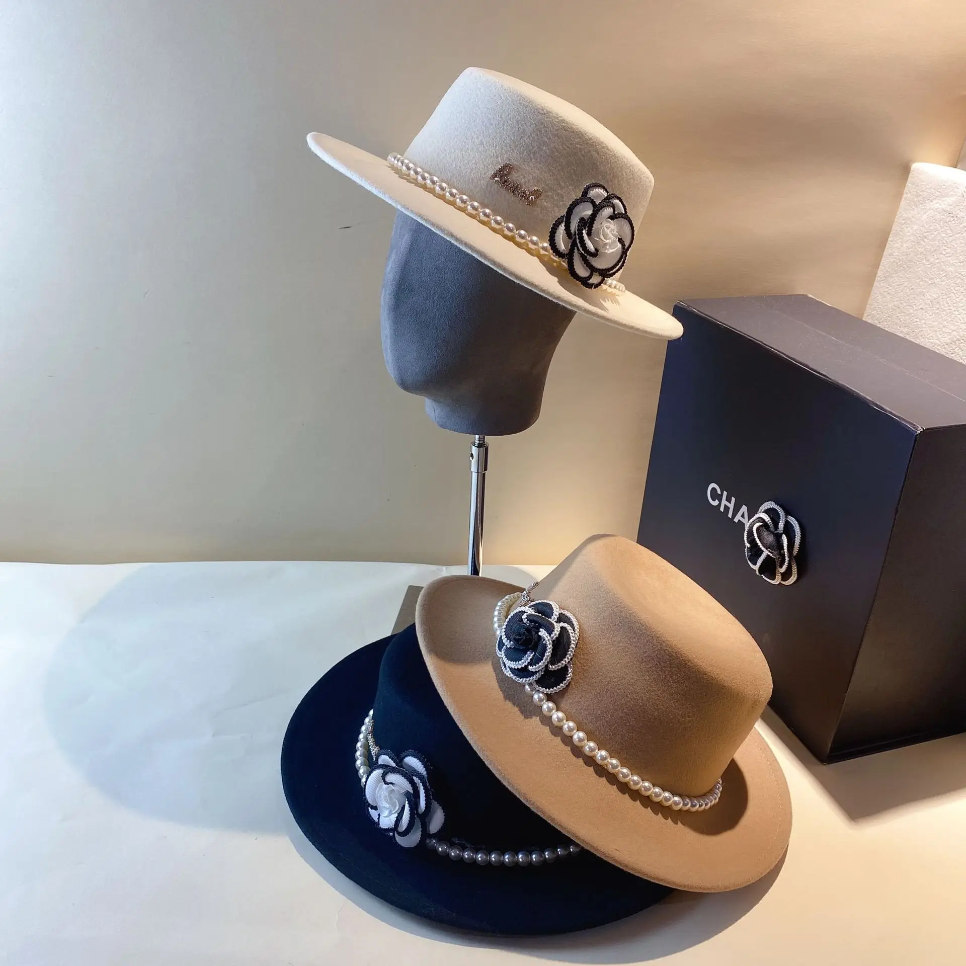 Spring, Autumn and Winter Wool Retro Top Hat British French Pearl Flower Small Fragrance Flat Top Wide brimmed Hat
Spring, Autumn and Winter Wool Retro Top Hat British French Pearl Flower Small Fragrance Flat Top Wide brimmed Hat