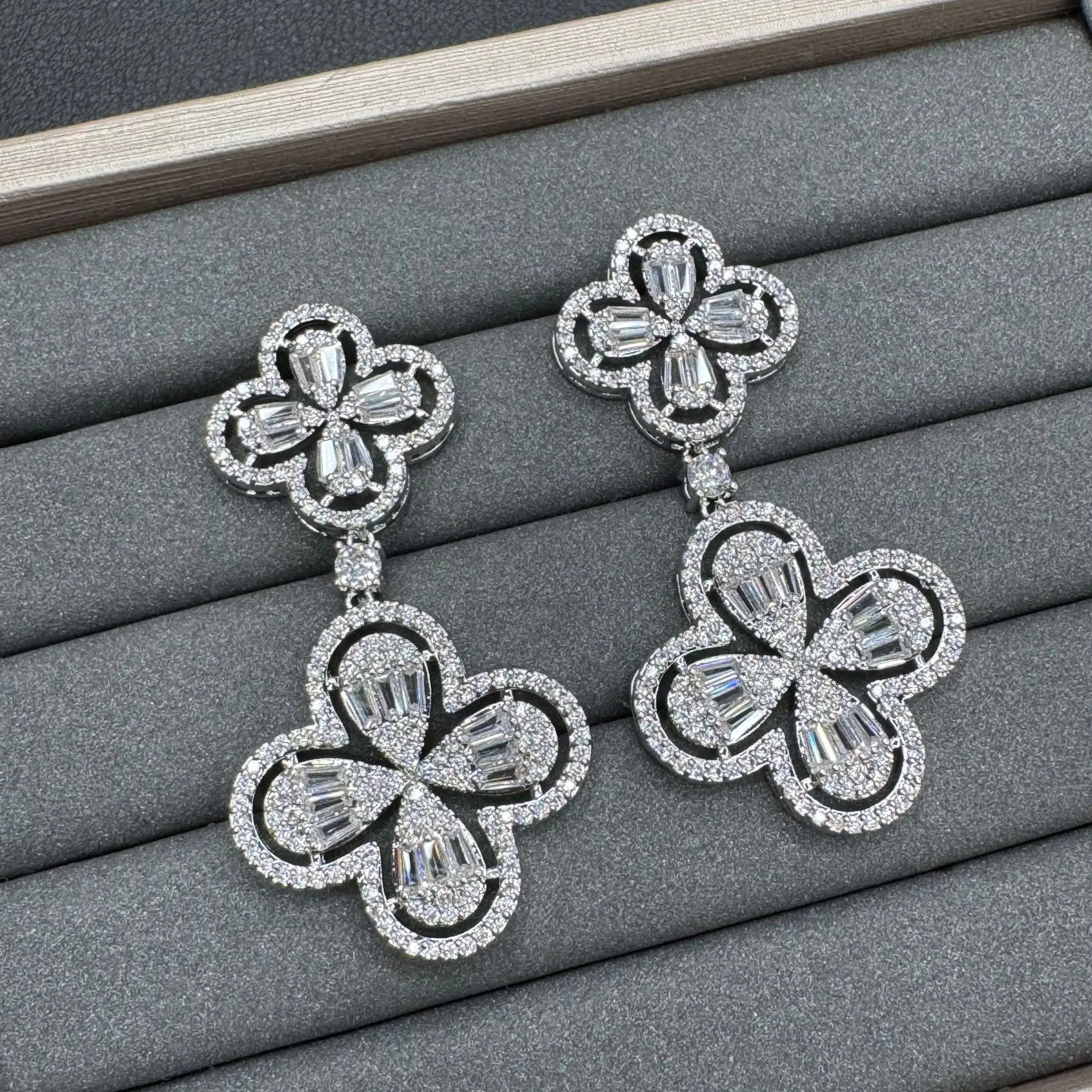 cubic zirconia earrings for women shiny jewelry silver gold color green Four Leaf Clover dangling earrings gala event jewelry
cubic zirconia earrings for women shiny jewelry silver gold color green Four Leaf Clover dangling earrings gala event jewelry