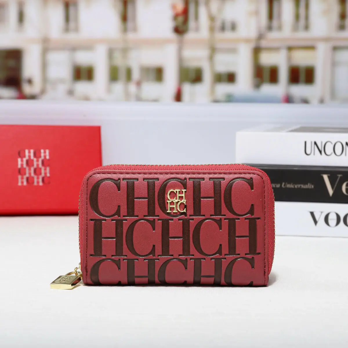 Женский кошелек CH из искусственной кожи премиум-класса с тисненым логотипом, на молнии, стильный, для повседневного использования
Женский кошелек CH из искусственной кожи премиум-класса с тисненым логотипом, на молнии, стильный, для повседневного использования