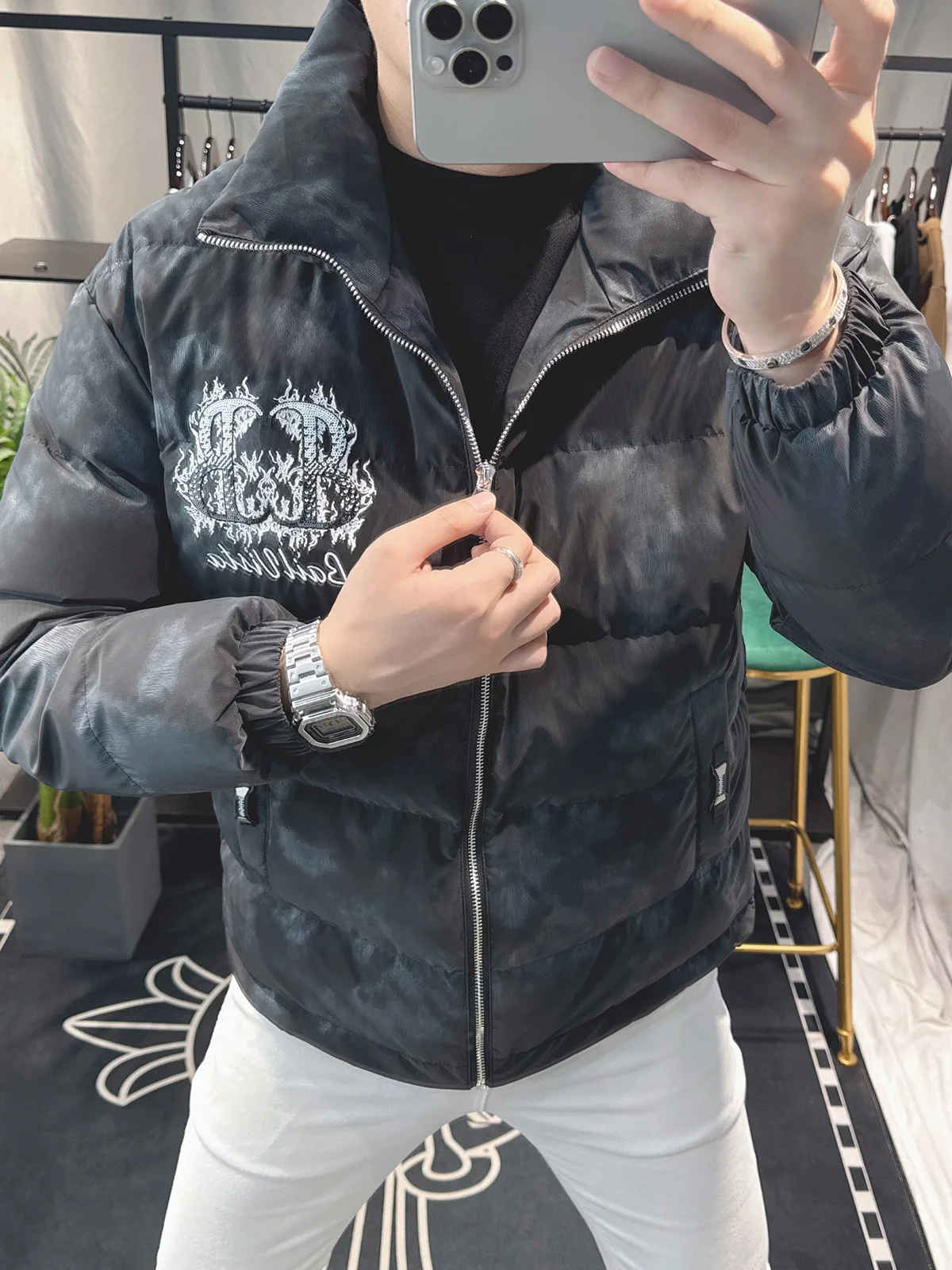 Мужская зимняя куртка с вышивкой, утепленная, с воротником-стойкой, наполнитель из полиэфирного волокна, белая, с наполнителем из перьев
Мужская зимняя куртка с вышивкой, утепленная, с воротником-стойкой, наполнитель из полиэфирного волокна, белая, с наполнителем из перьев