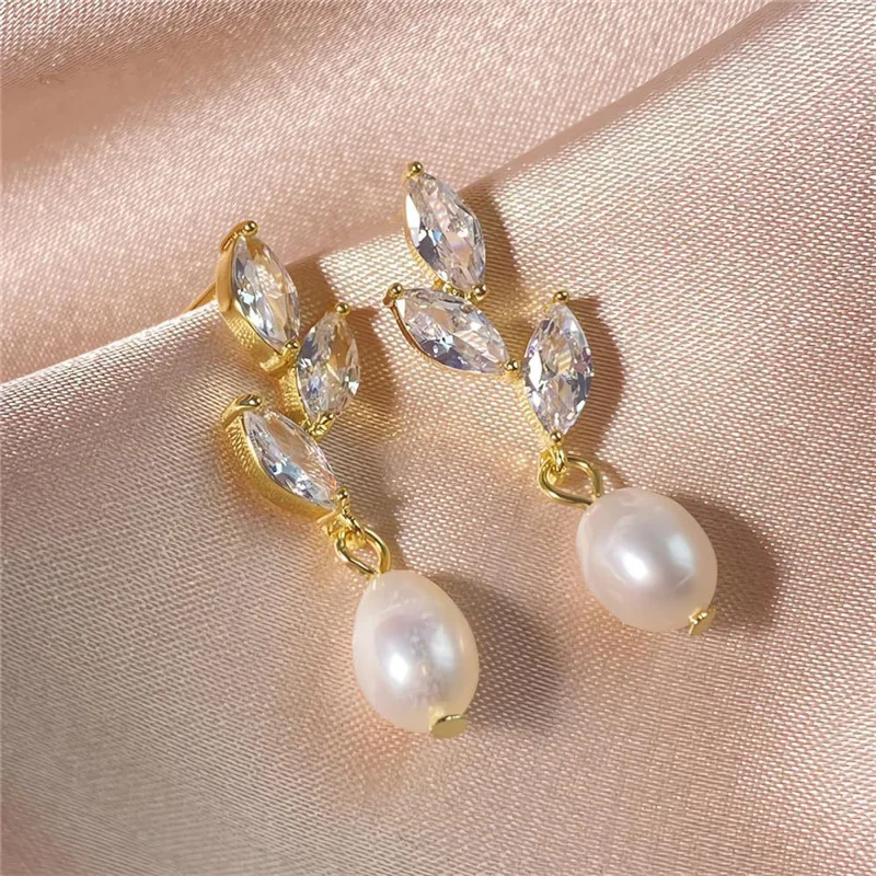 Light luxury temperament, anti pearl eardrop, super sparkling zircon leaves, tassel earrings, daily OL jewelry
Light luxury temperament, anti pearl eardrop, super sparkling zircon leaves, tassel earrings, daily OL jewelry