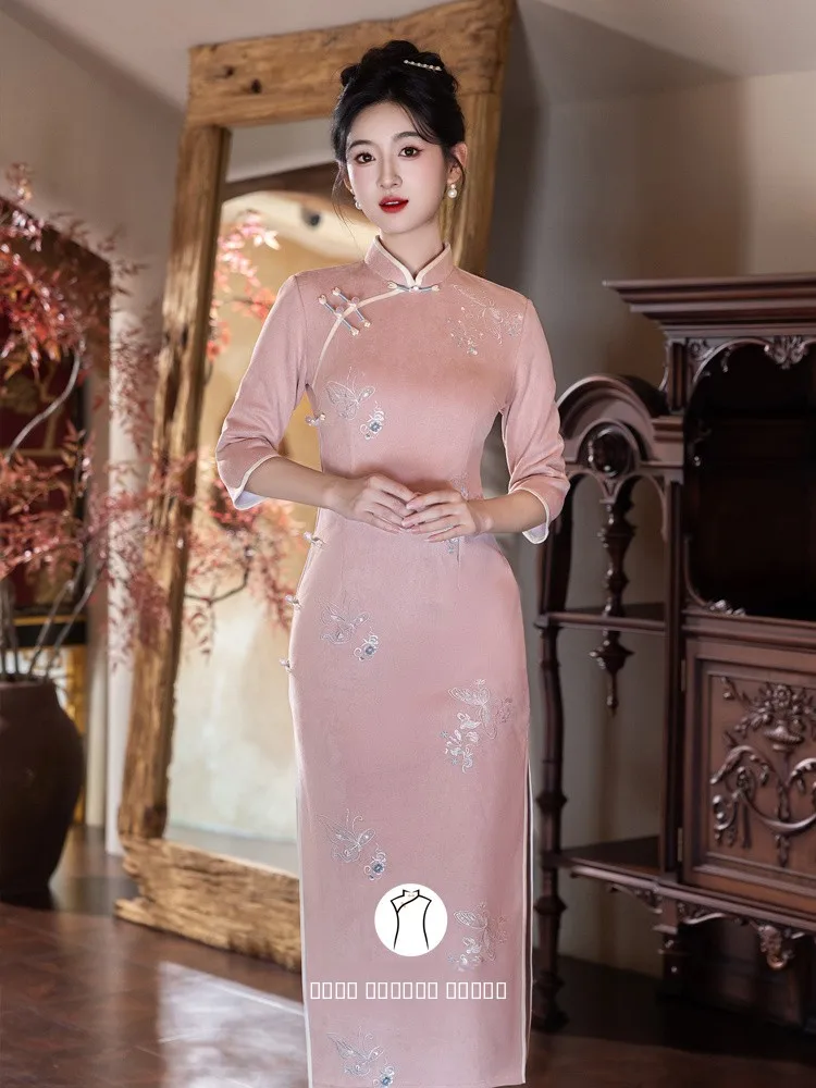 Розовое бархатное платье-ципао из оленьей кожи с рукавом три четверти в ретро-стиле для молодых девушек
Розовое бархатное платье-ципао из оленьей кожи с рукавом три четверти в ретро-стиле для молодых девушек