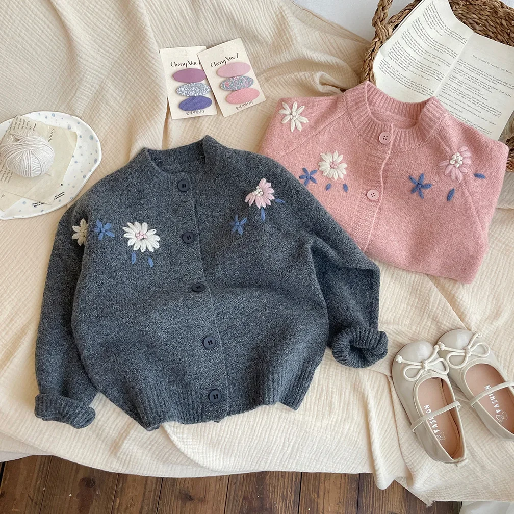 Autumn New Kids Solid Color Sweater Color Hook and Flower Korean Version Girls Outerwear Cardigan Embroidered Sweater Jacket
Autumn New Kids Solid Color Sweater Color Hook and Flower Korean Version Girls Outerwear Cardigan Embroidered Sweater Jacket